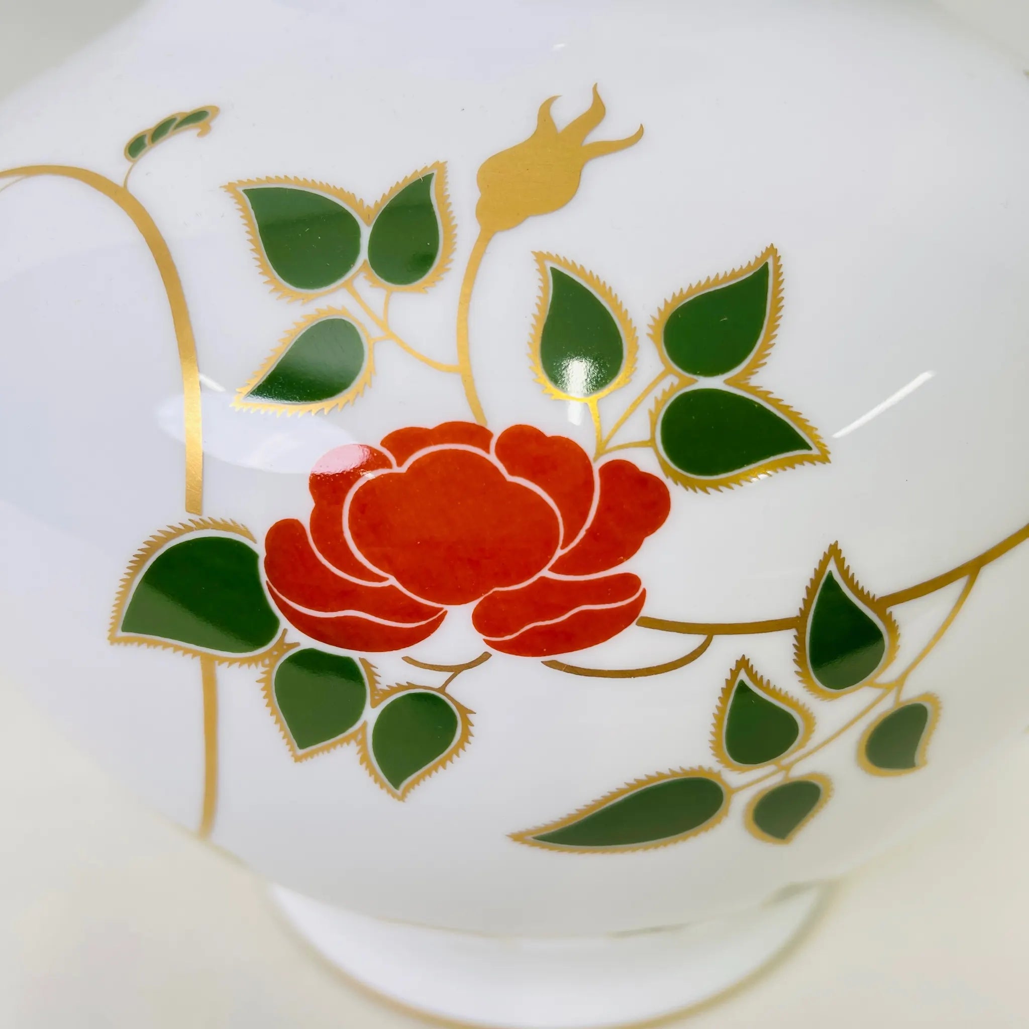【リユース】 花瓶 飾壺 / 大倉陶園 / 薔薇唐草 / 陶器 / 日本 / 金蝕 白磁金彩 / 箱付き