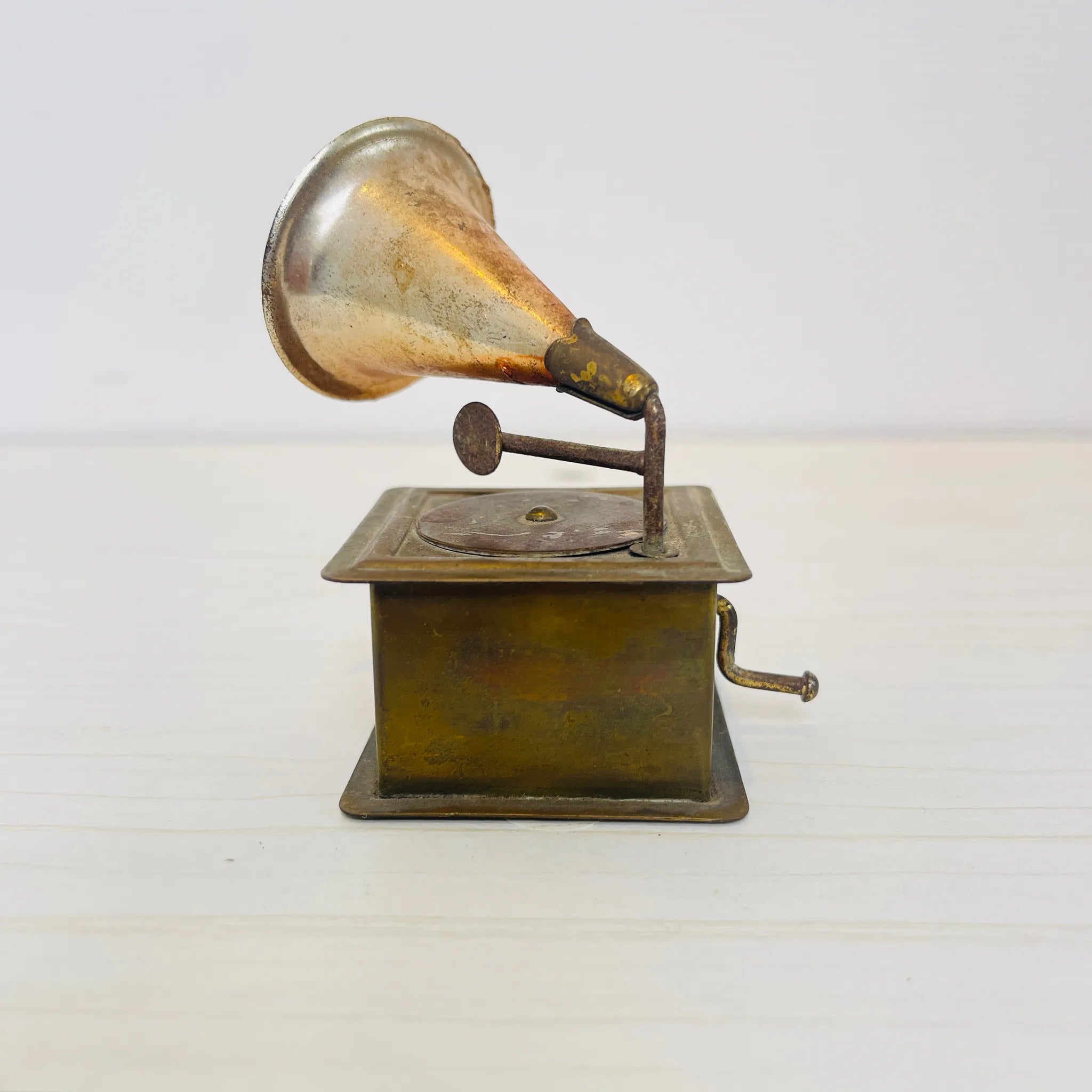 【アンティーク】 真鍮製ミニチュアフィギュア / ラッパ蓄音機 レコード / 真鍮