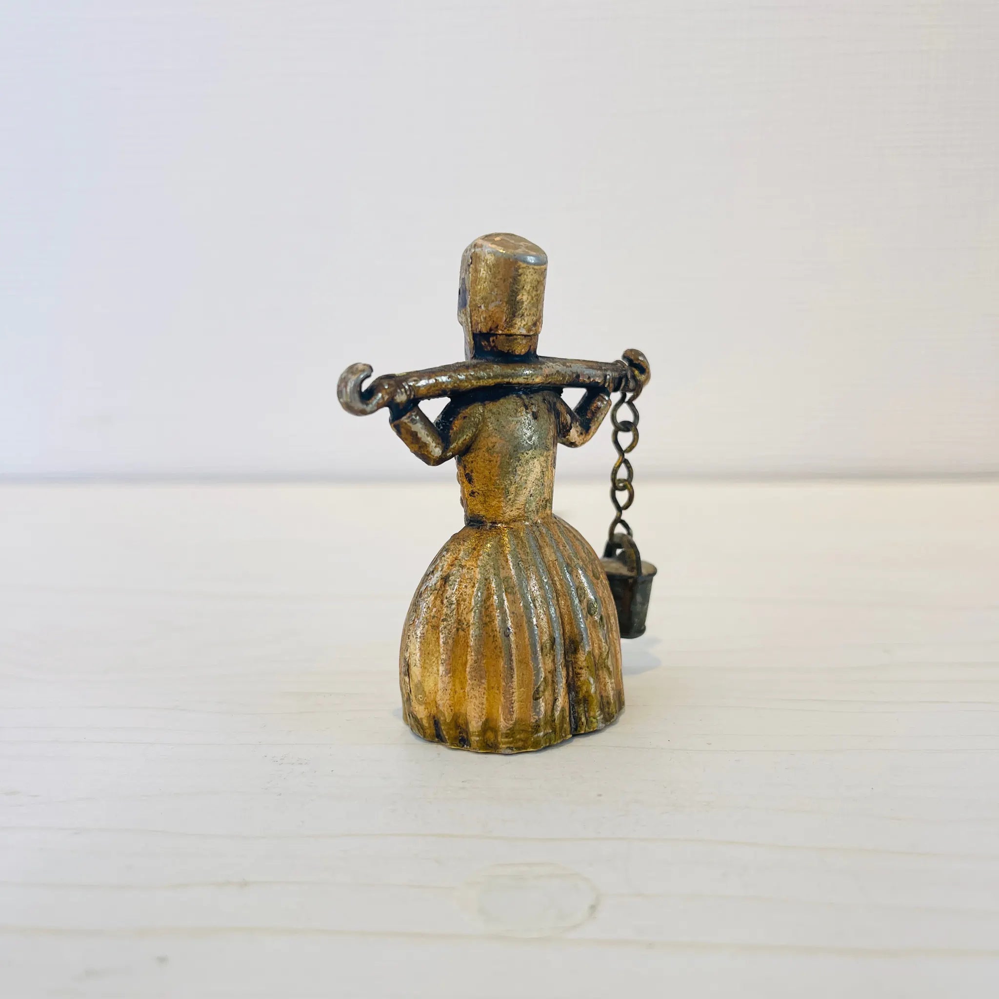 【アンティーク】 真鍮製ミニチュアフィギュア / 天秤棒を持った女性像 / 真鍮