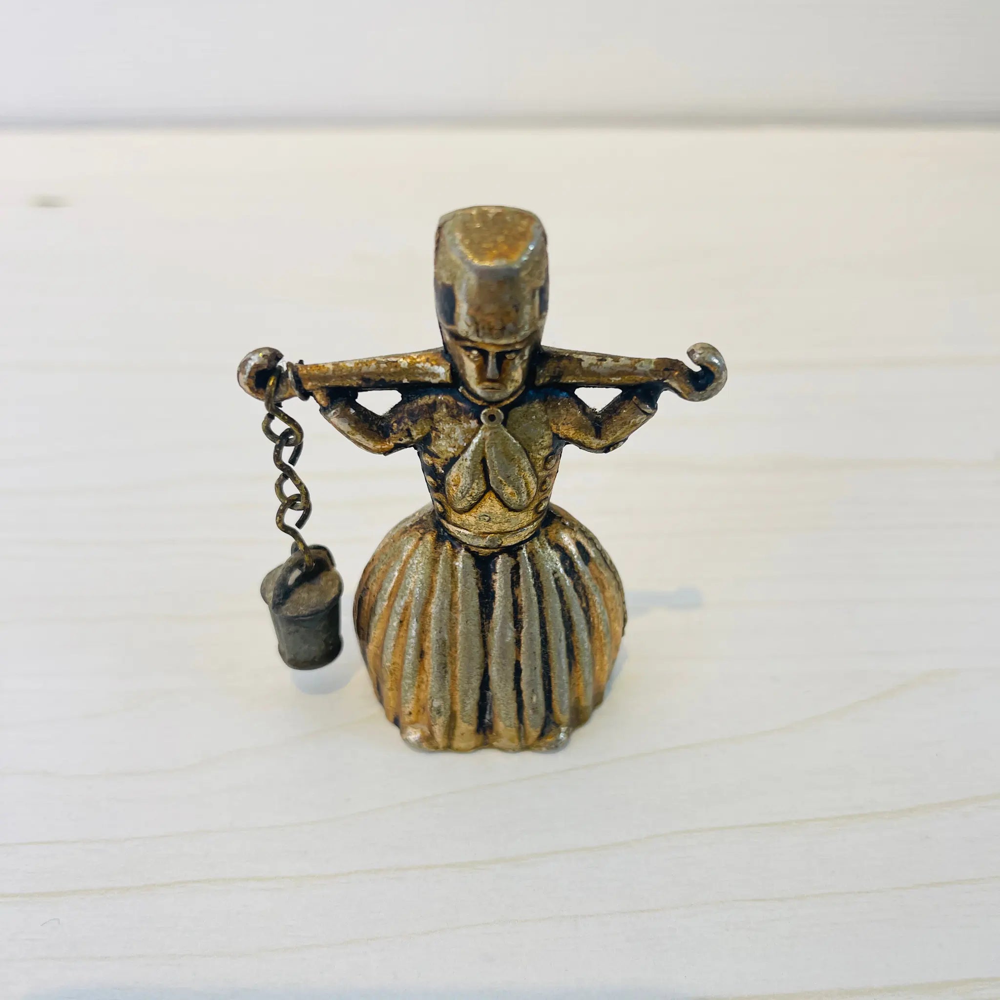 【アンティーク】 真鍮製ミニチュアフィギュア / 天秤棒を持った女性像 / 真鍮