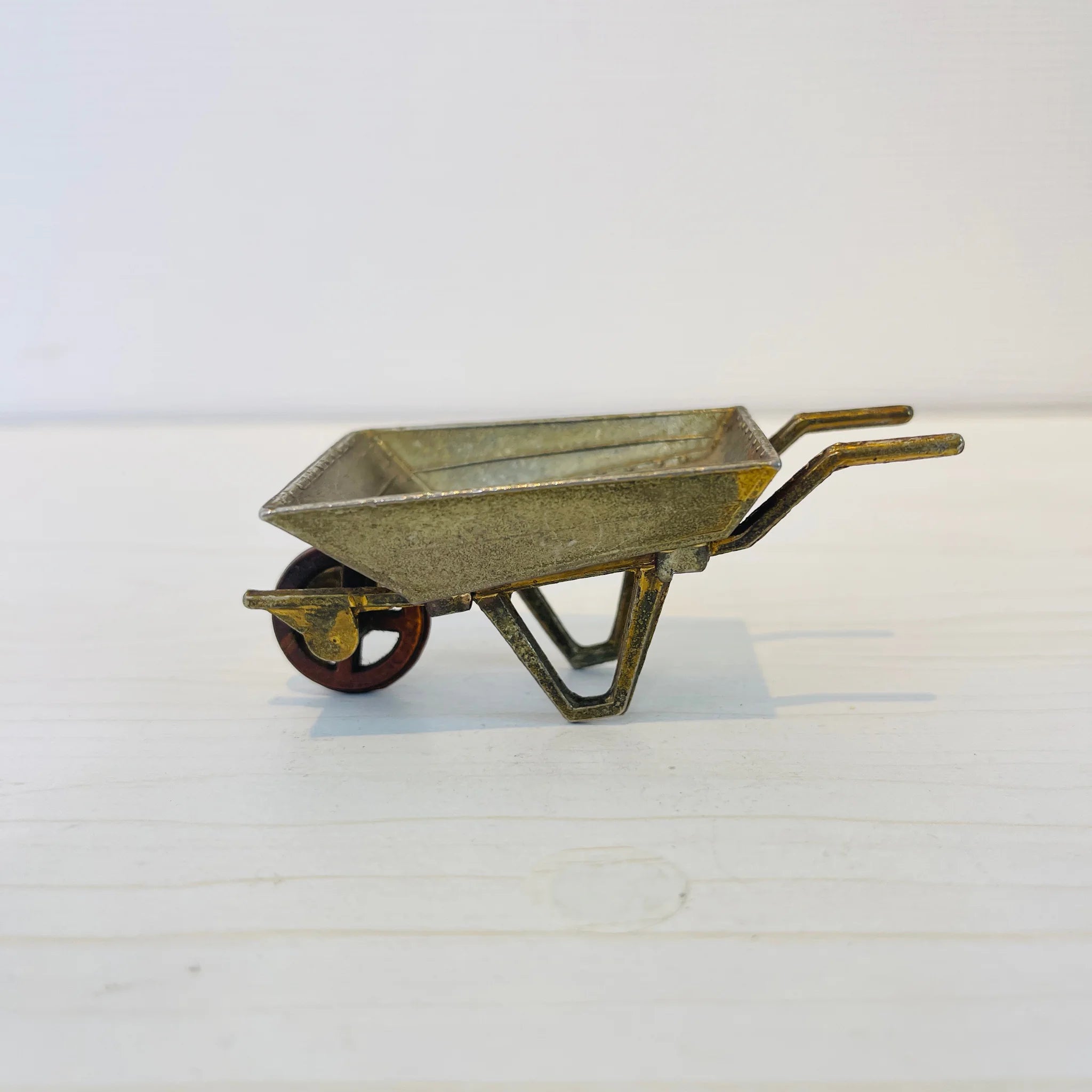 【アンティーク】 真鍮製ミニチュアフィギュア / 一輪手押し車 / 真鍮