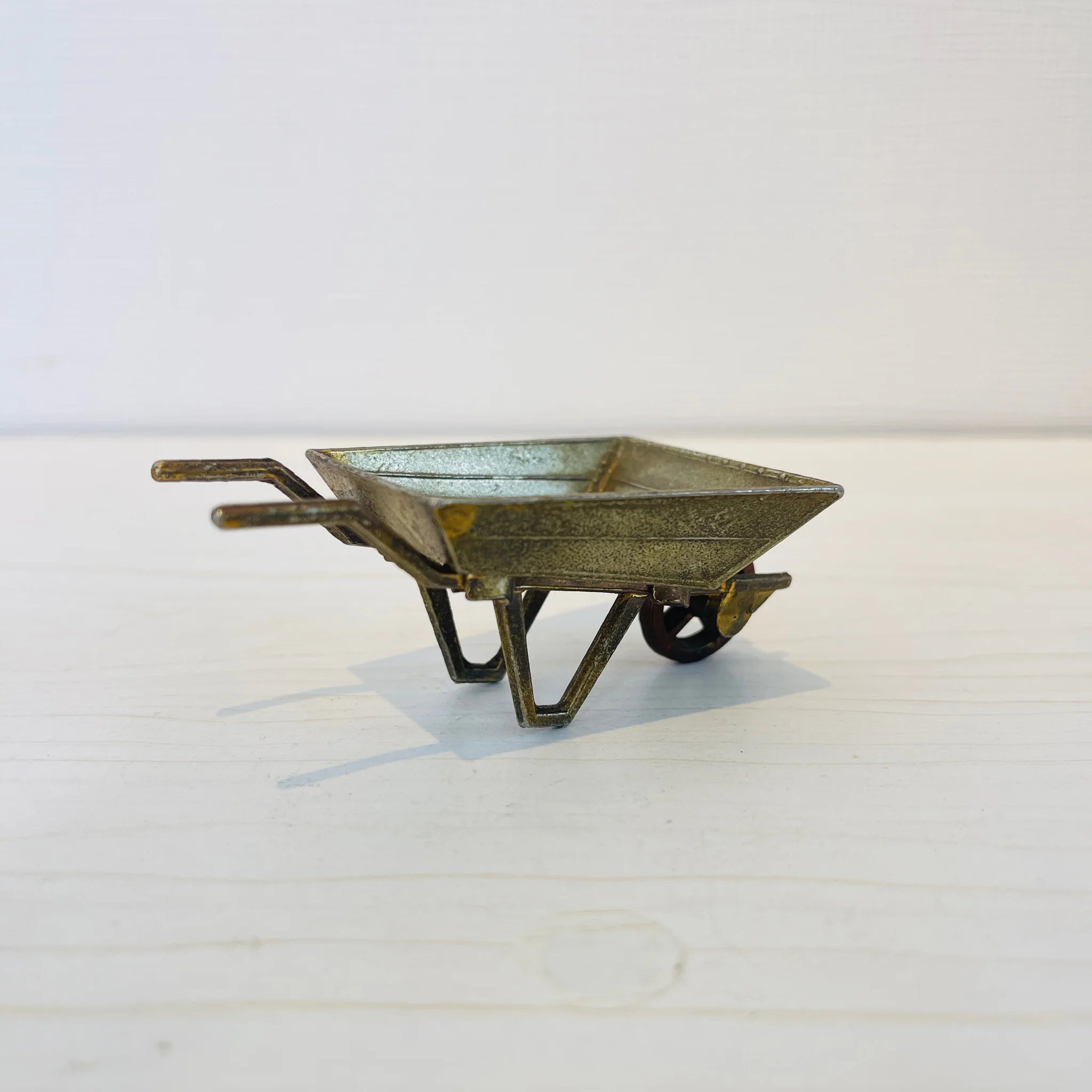 【アンティーク】 真鍮製ミニチュアフィギュア / 一輪手押し車 / 真鍮