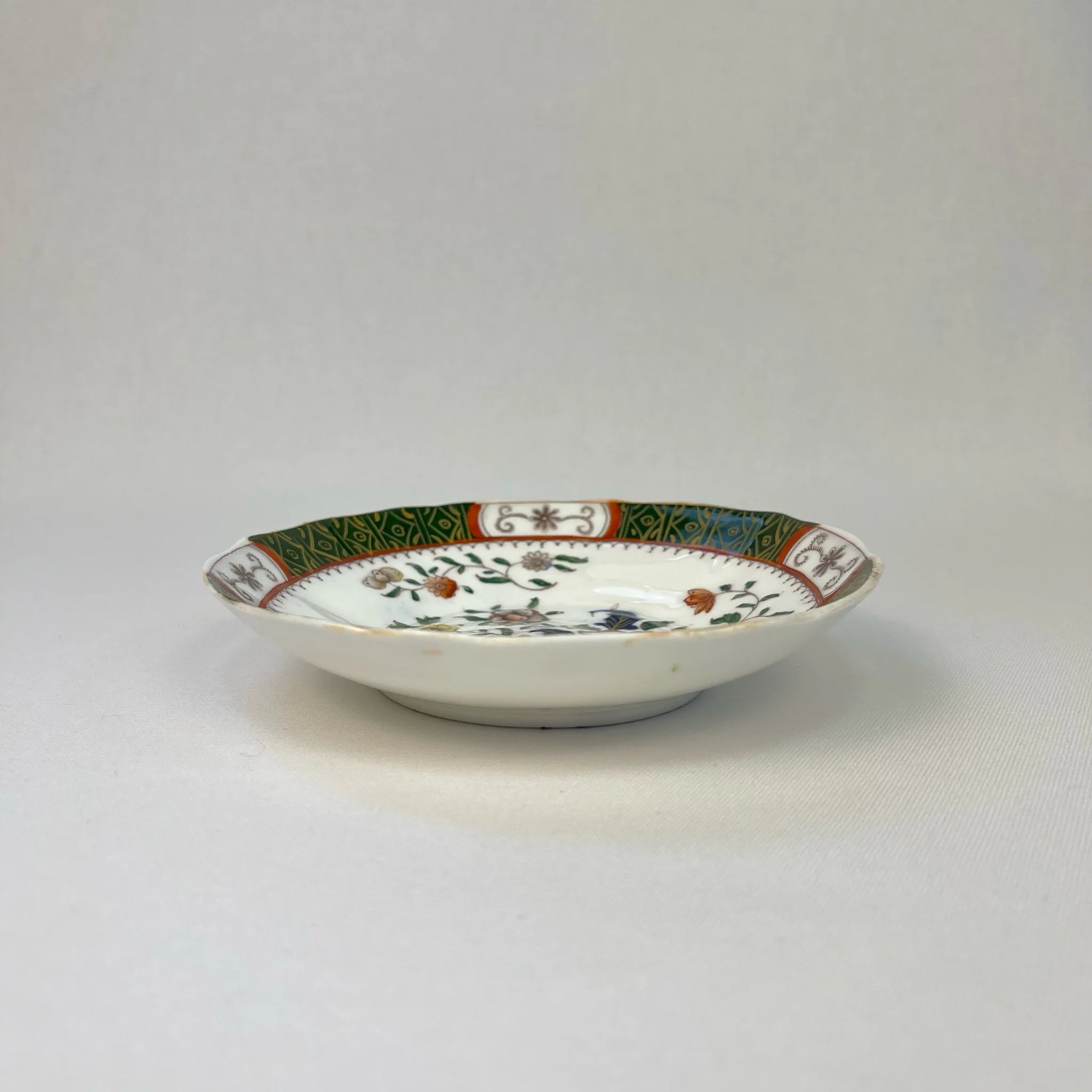 【アンティーク】 ソーサー / ビクトリアン様式 / 19世紀 / イギリス / Famille Rose(ファミーユ・ローズ)モチーフ