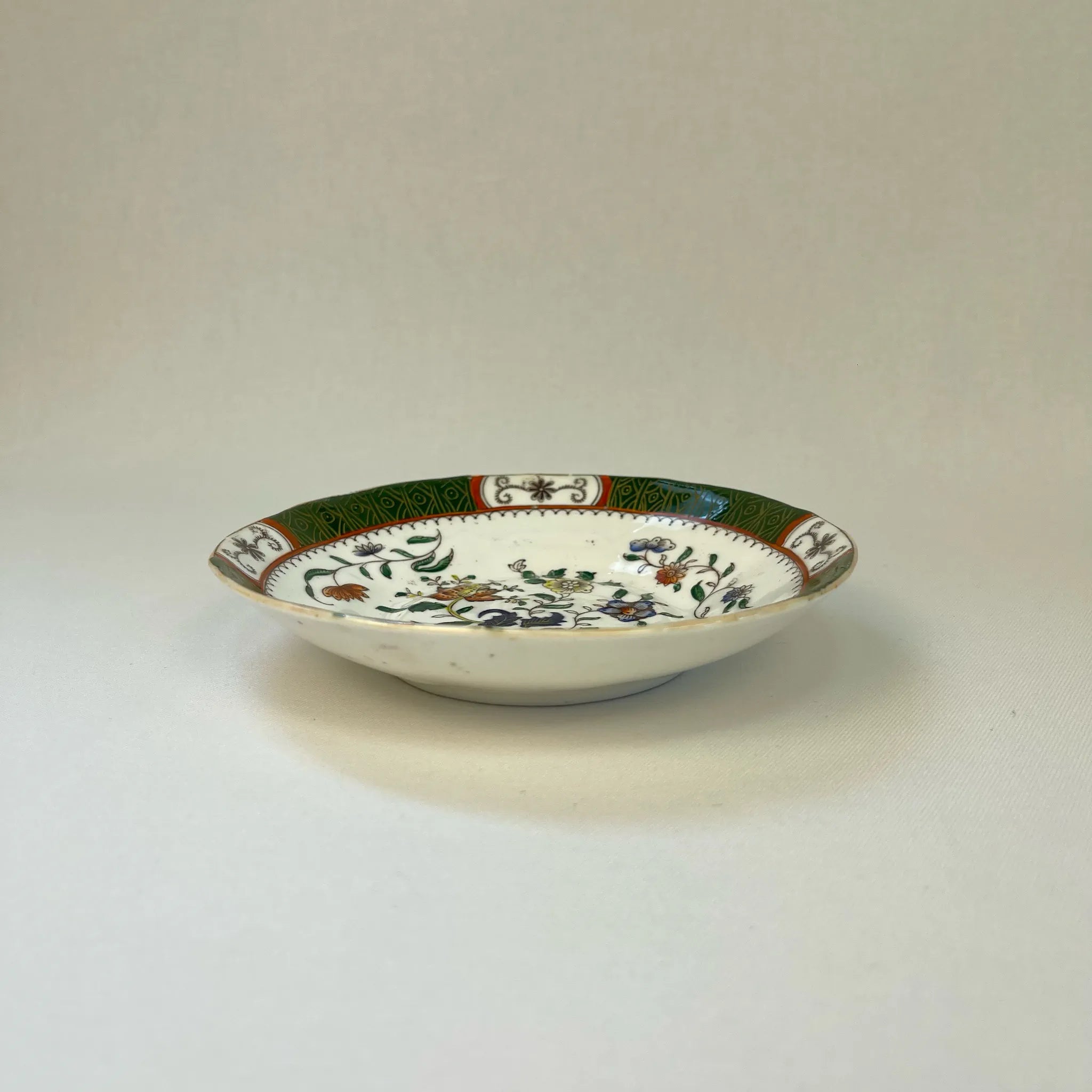 【アンティーク】 ソーサー / ビクトリアン様式 / 19世紀 / イギリス / Famille Rose(ファミーユ・ローズ)モチーフ