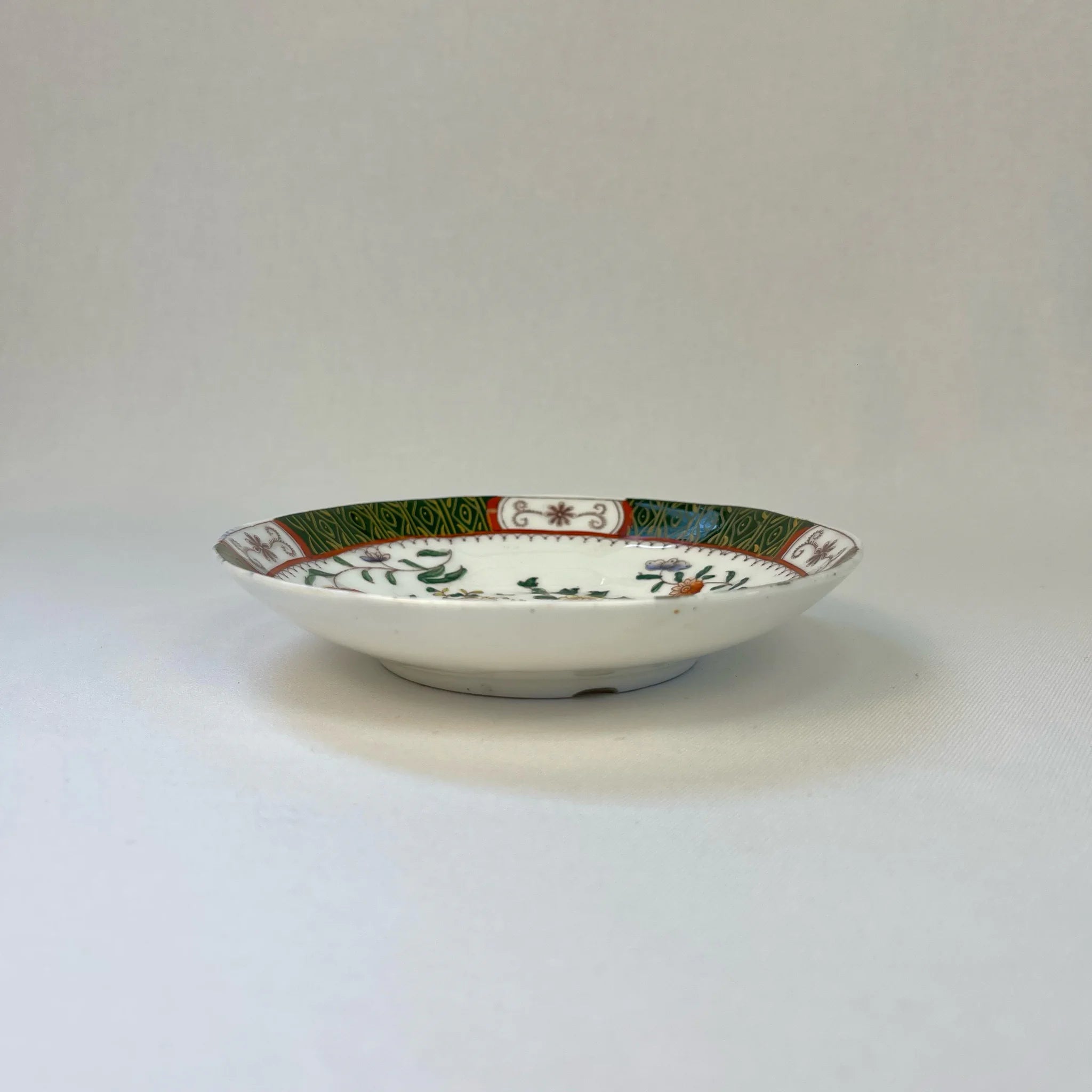 【アンティーク】 ソーサー / ビクトリアン様式 / 19世紀 / イギリス / Famille Rose(ファミーユ・ローズ)モチーフ