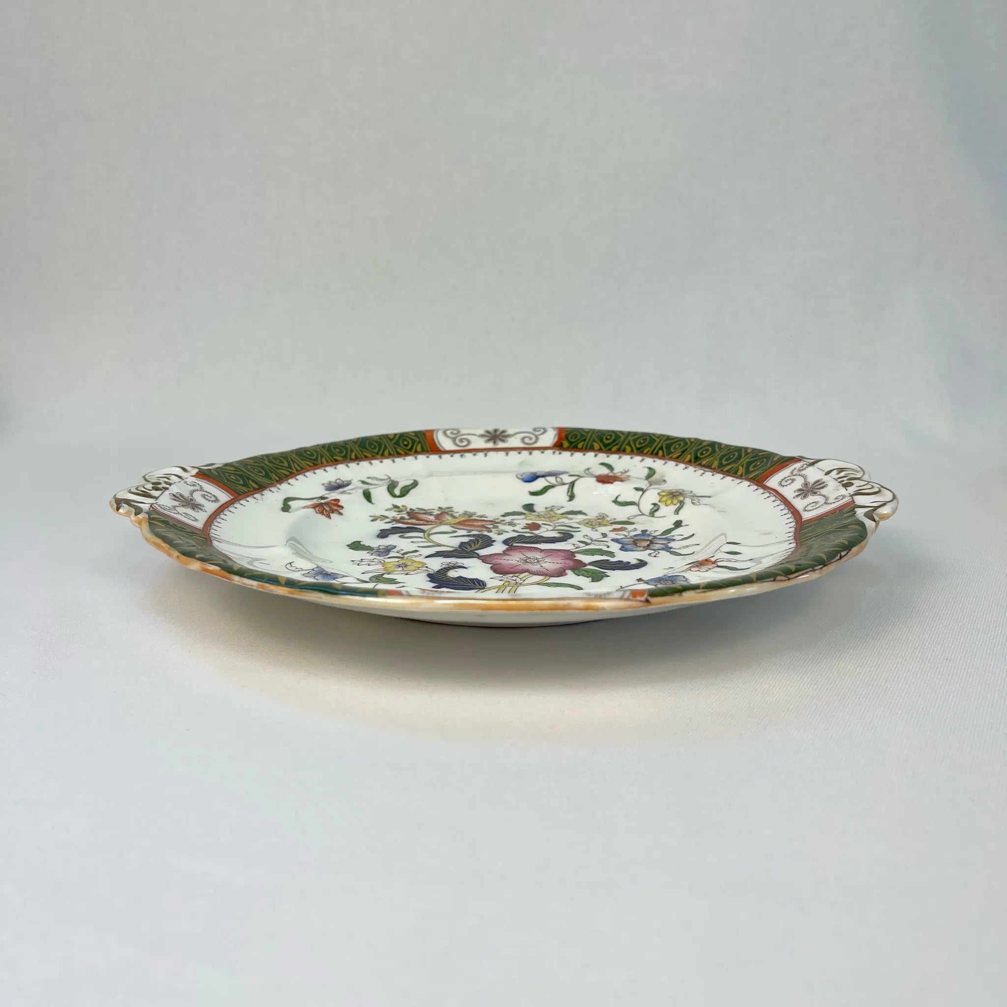 【アンティーク】 プレート(皿) / ビクトリアン様式 / 19世紀 / イギリス / Famille Rose(ファミーユ・ローズ)モチーフ 取っ手付き