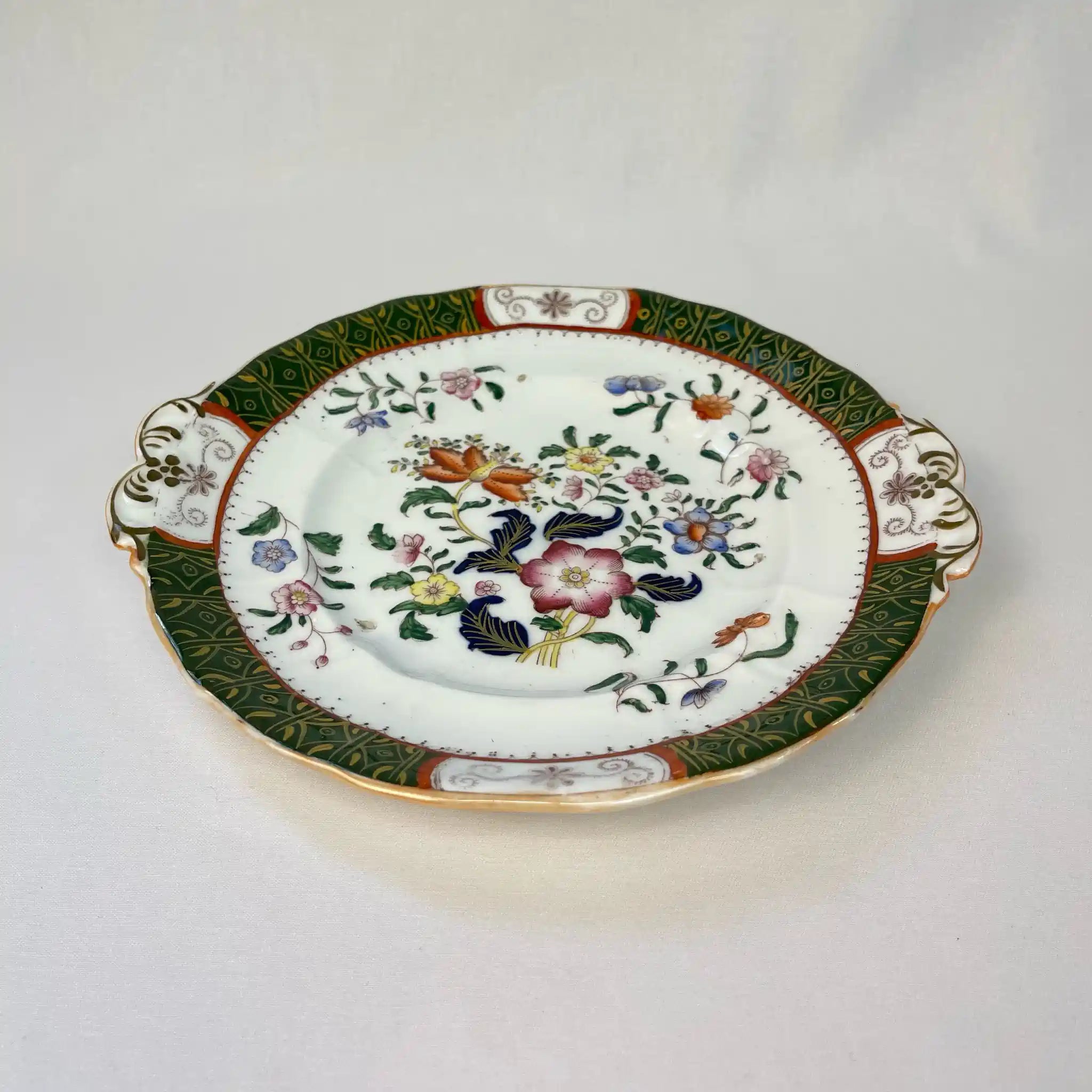 【アンティーク】 プレート(皿) / ビクトリアン様式 / 19世紀 / イギリス / Famille Rose(ファミーユ・ローズ)モチーフ 取っ手付き