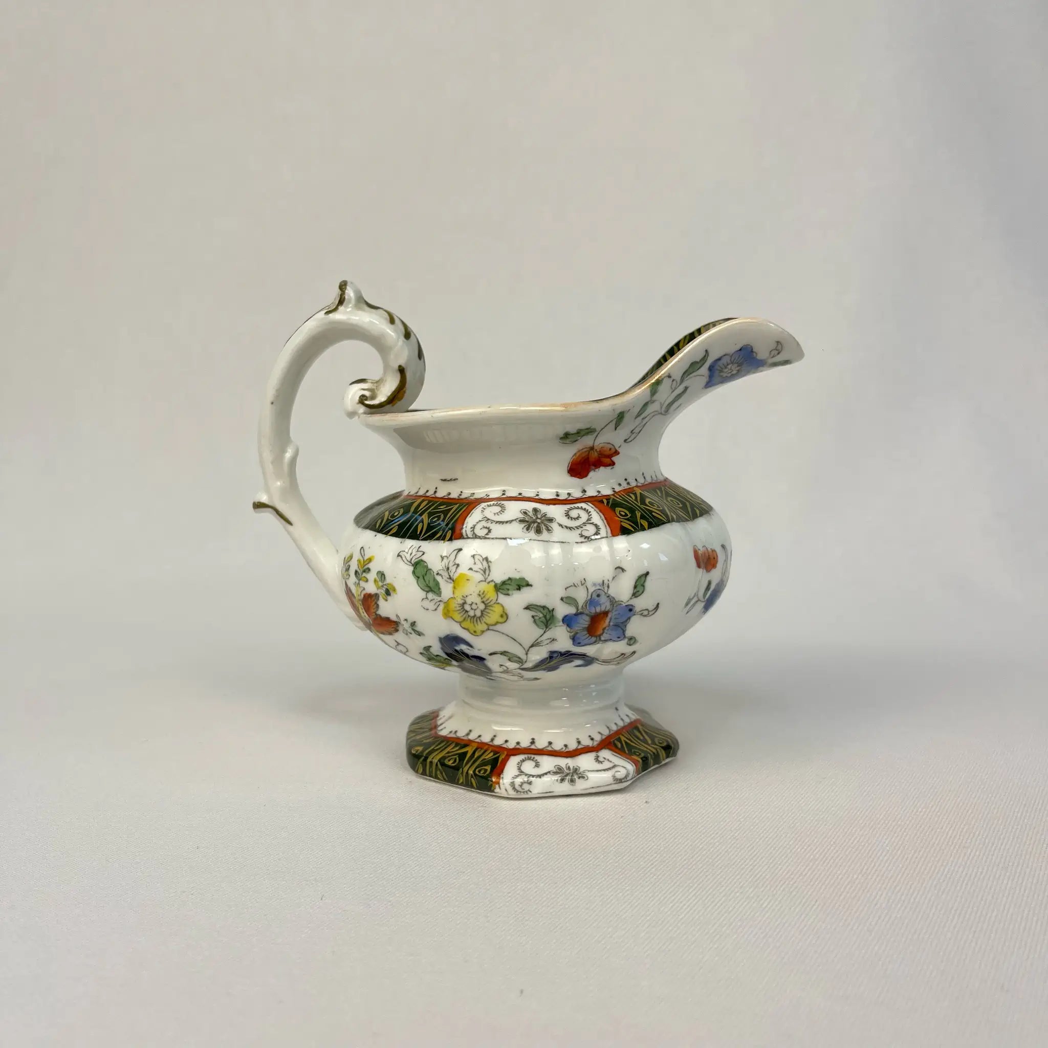 【アンティーク】 ミルクピッチャー / ビクトリアン様式 / 19世紀 / イギリス / Famille Rose(ファミーユ・ローズ)モチーフ