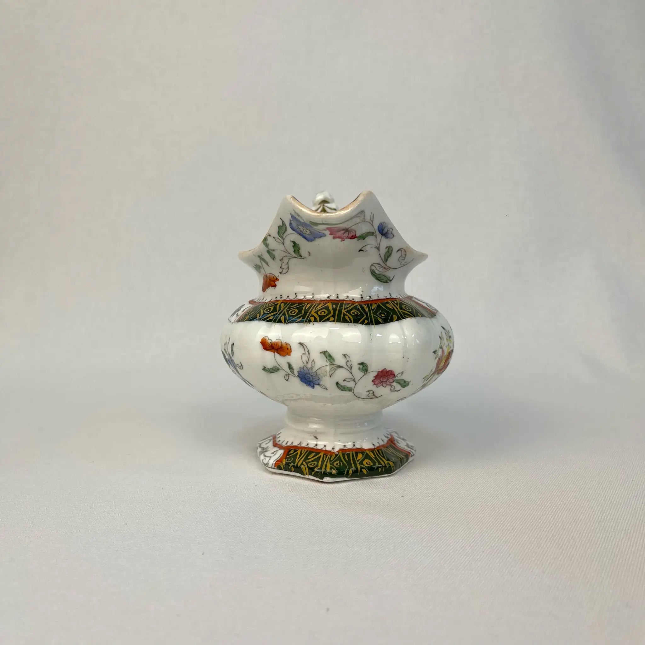 【アンティーク】 ミルクピッチャー / ビクトリアン様式 / 19世紀 / イギリス / Famille Rose(ファミーユ・ローズ)モチーフ