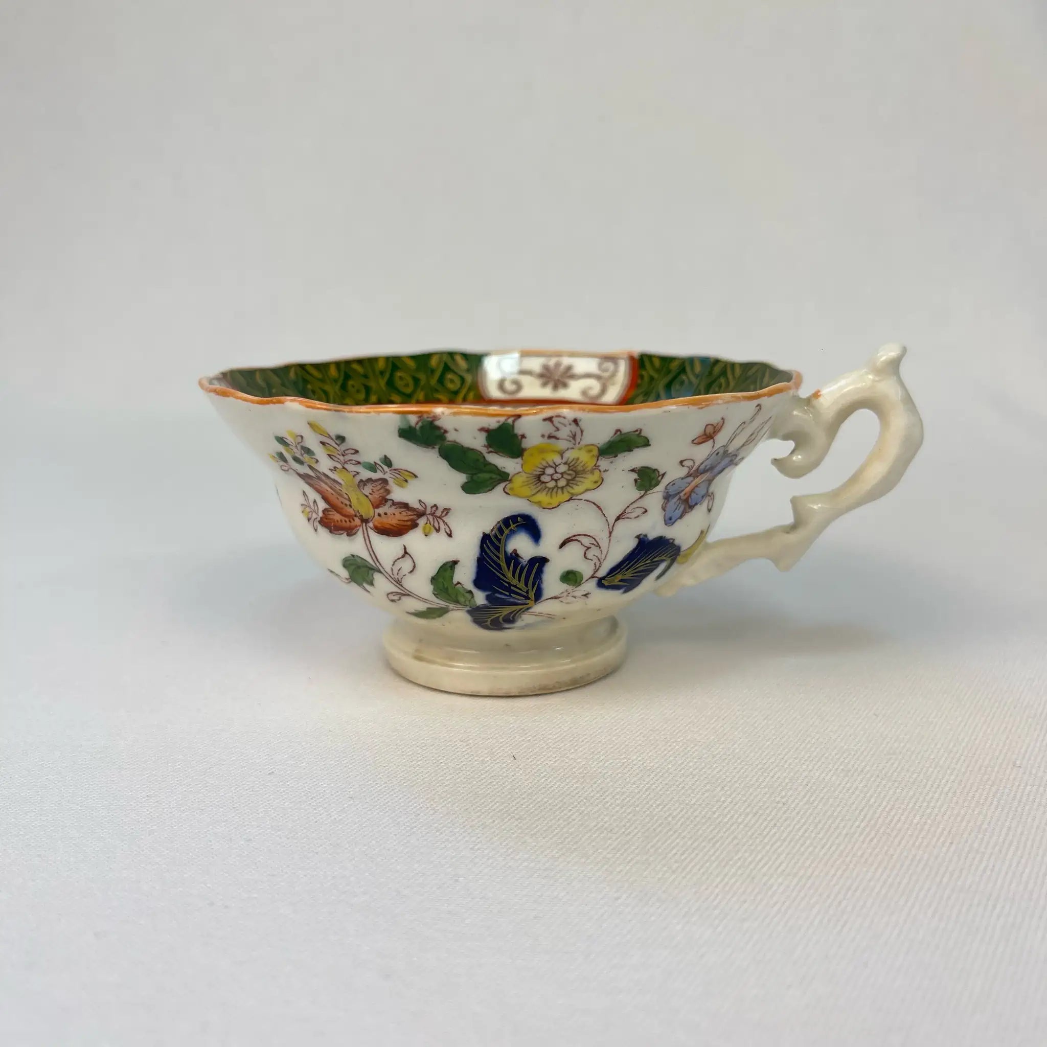 【アンティーク】 ティーカップ / ビクトリアン様式 / イギリス / Famille Rose(ファミーユ・ローズ)モチーフ