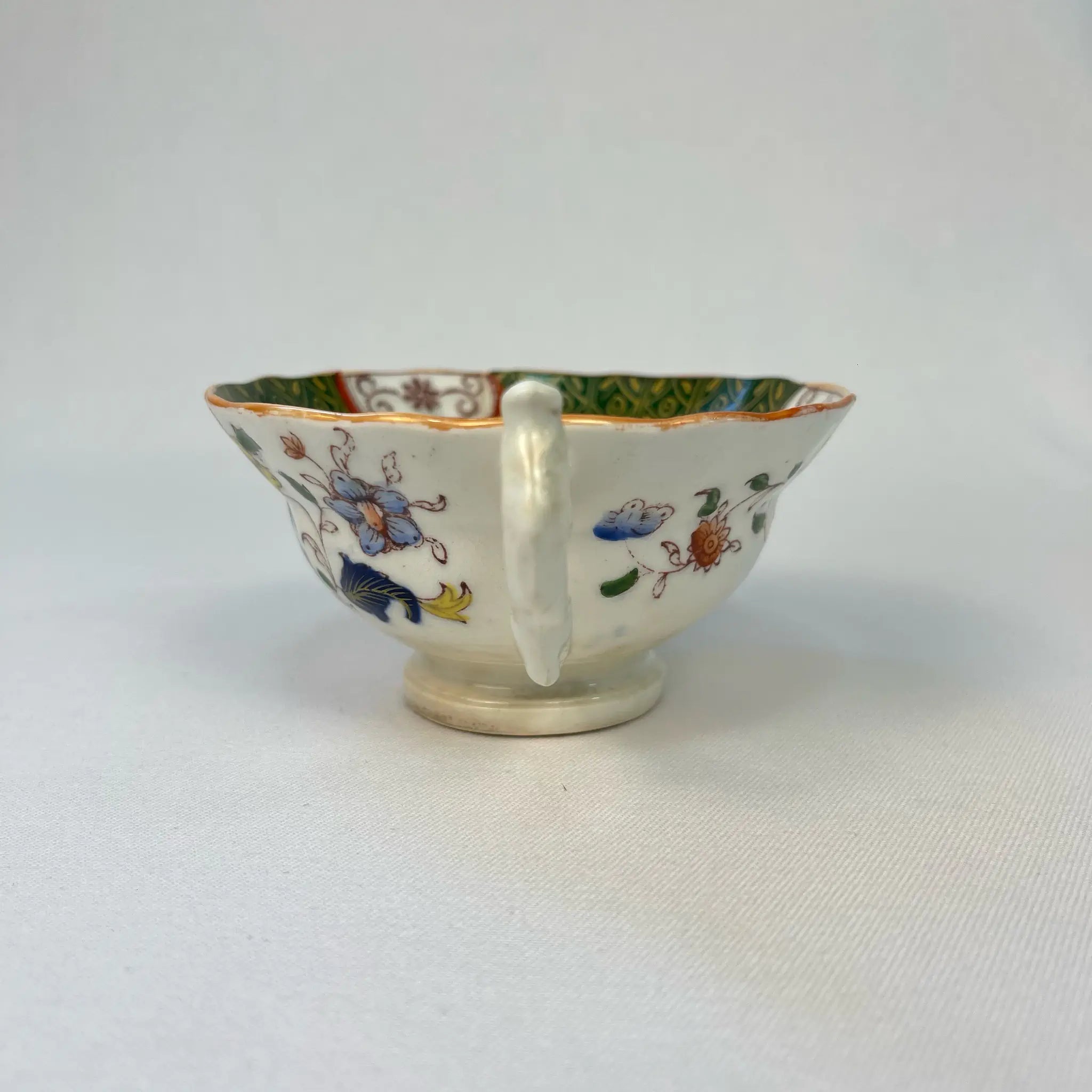 【アンティーク】 ティーカップ / ビクトリアン様式 / イギリス / Famille Rose(ファミーユ・ローズ)モチーフ