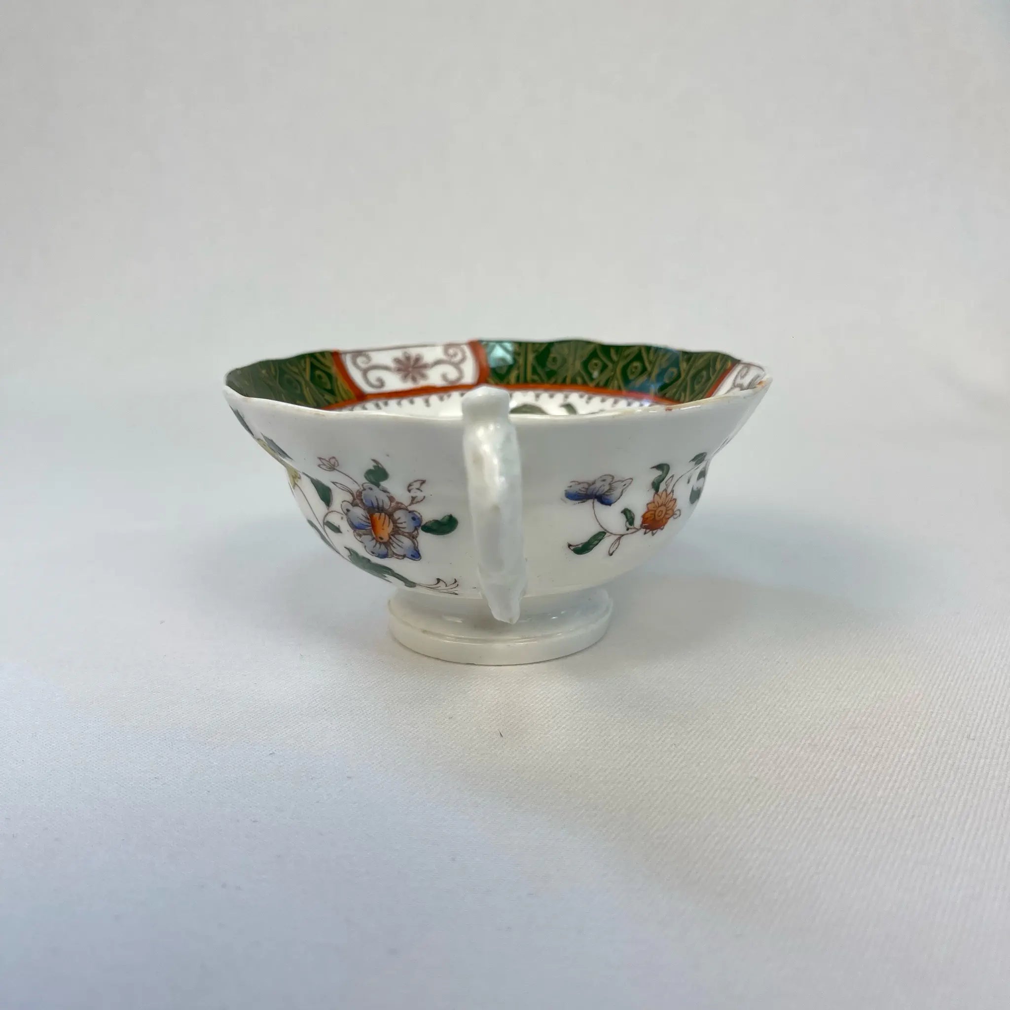 【アンティーク】 ティーカップ / ビクトリアン様式 / イギリス / Famille Rose(ファミーユ・ローズ)モチーフ