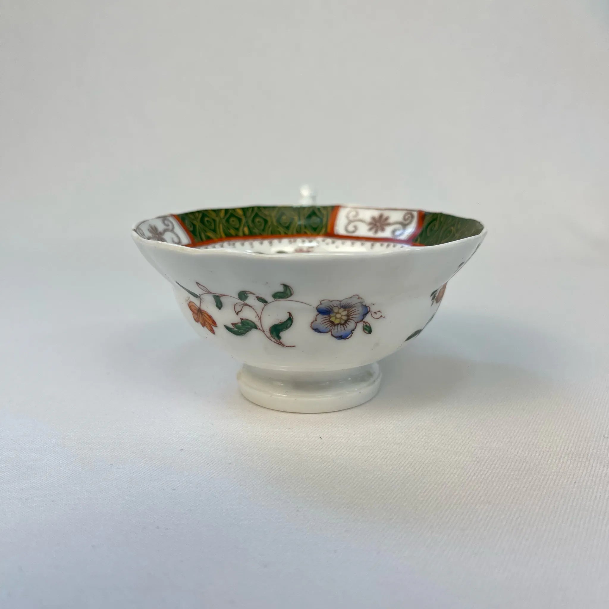 【アンティーク】 ティーカップ / ビクトリアン様式 / イギリス / Famille Rose(ファミーユ・ローズ)モチーフ