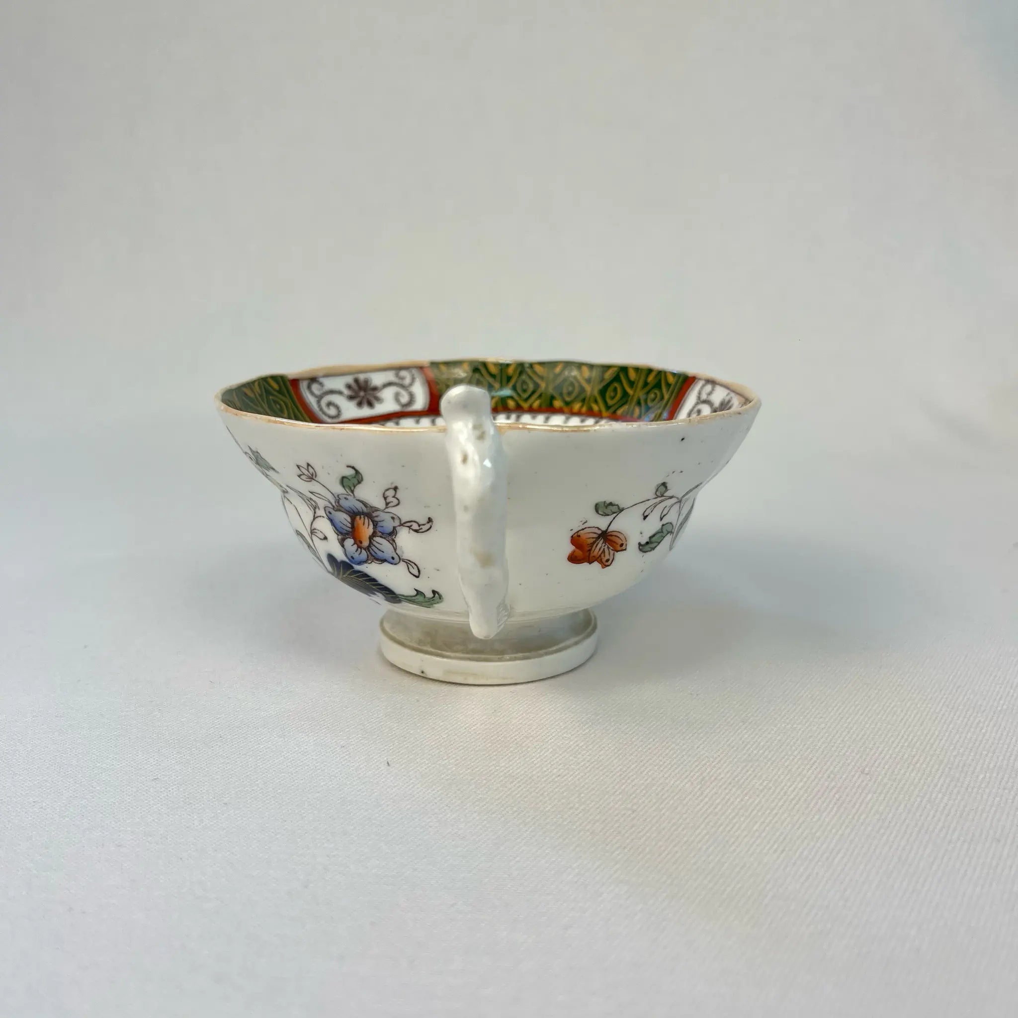 【アンティーク】 ティーカップ / ビクトリアン様式 / イギリス / Famille Rose(ファミーユ・ローズ)モチーフ