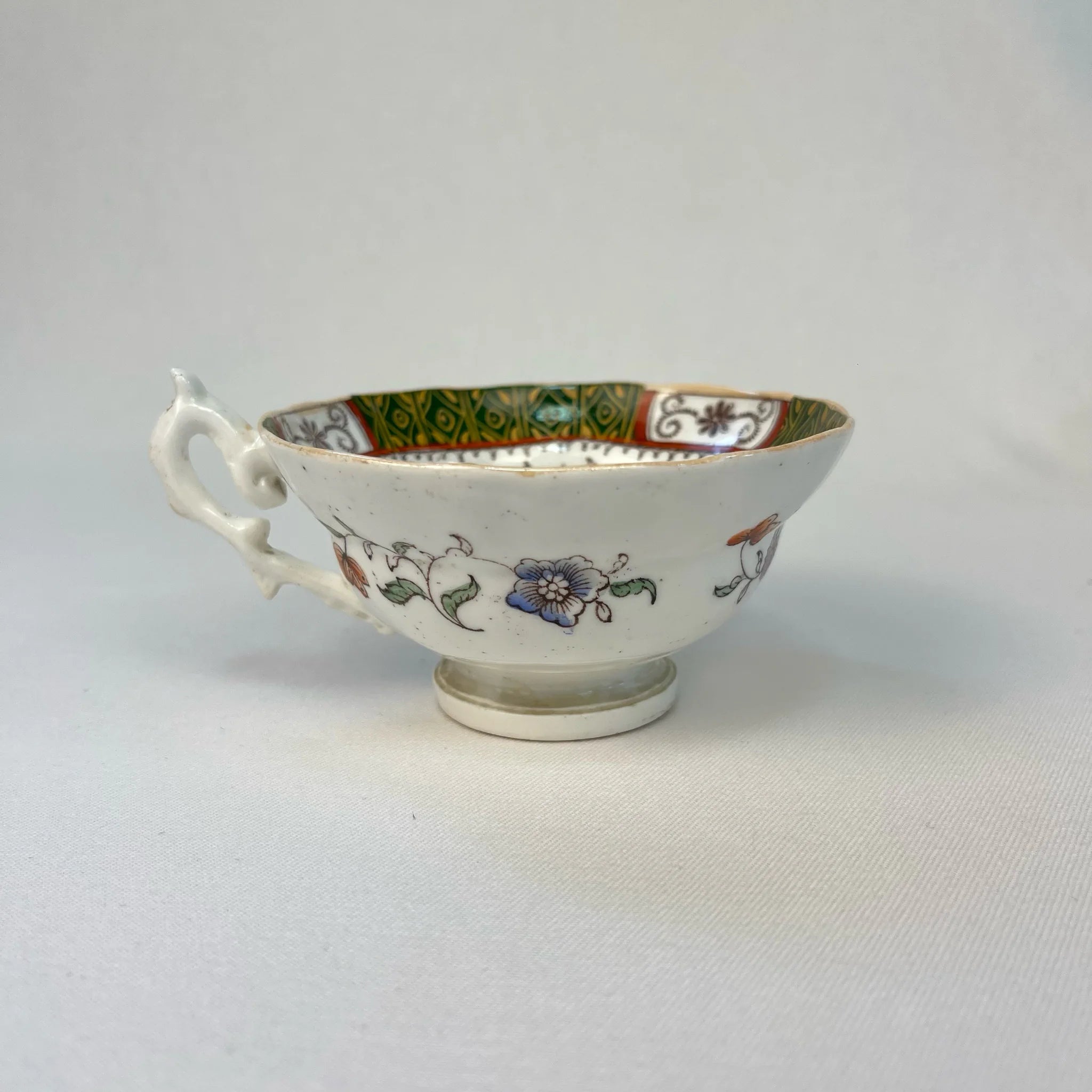 【アンティーク】 ティーカップ / ビクトリアン様式 / イギリス / Famille Rose(ファミーユ・ローズ)モチーフ