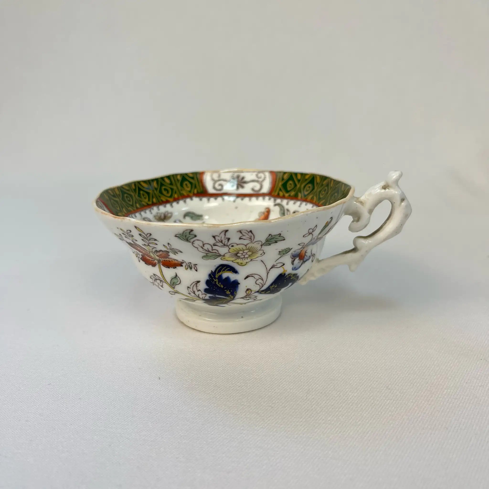 【アンティーク】 ティーカップ / ビクトリアン様式 / イギリス / Famille Rose(ファミーユ・ローズ)モチーフ