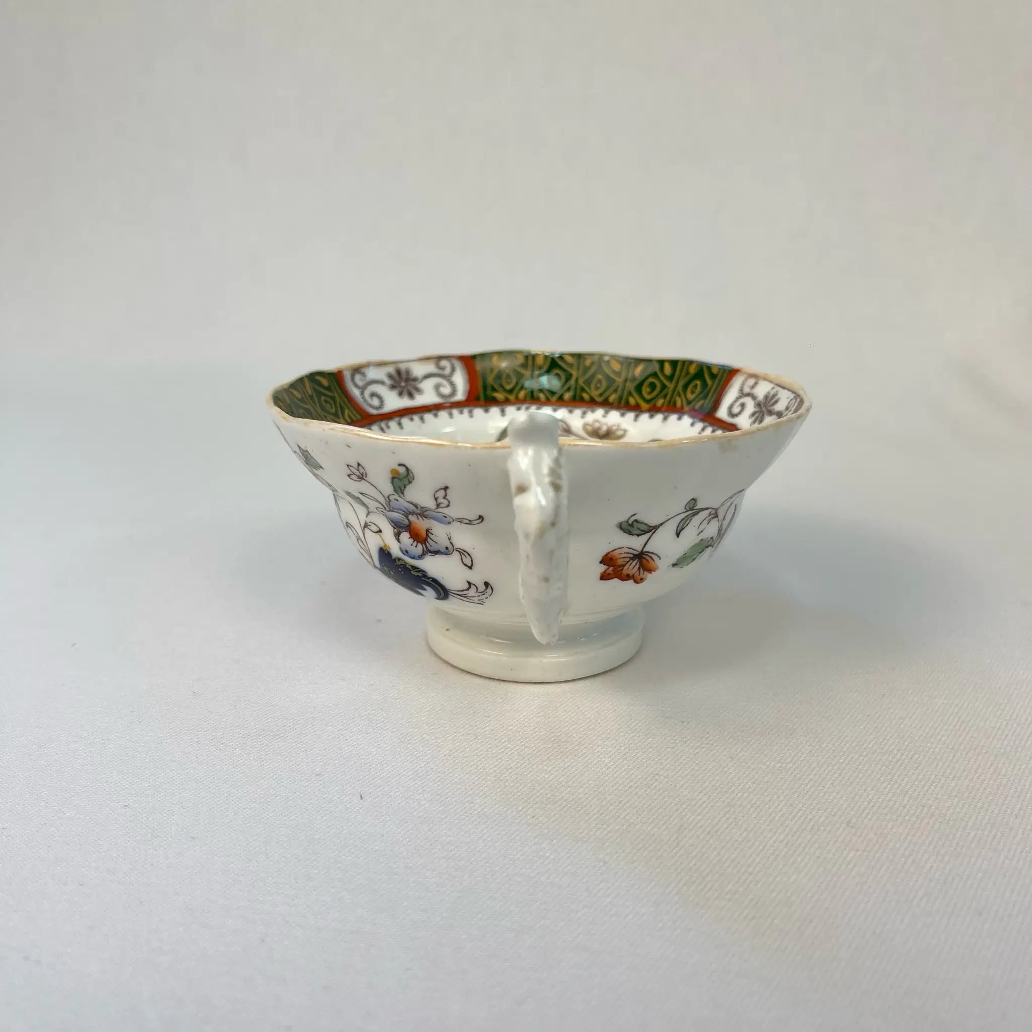 【アンティーク】 ティーカップ / ビクトリアン様式 / イギリス / Famille Rose(ファミーユ・ローズ)モチーフ