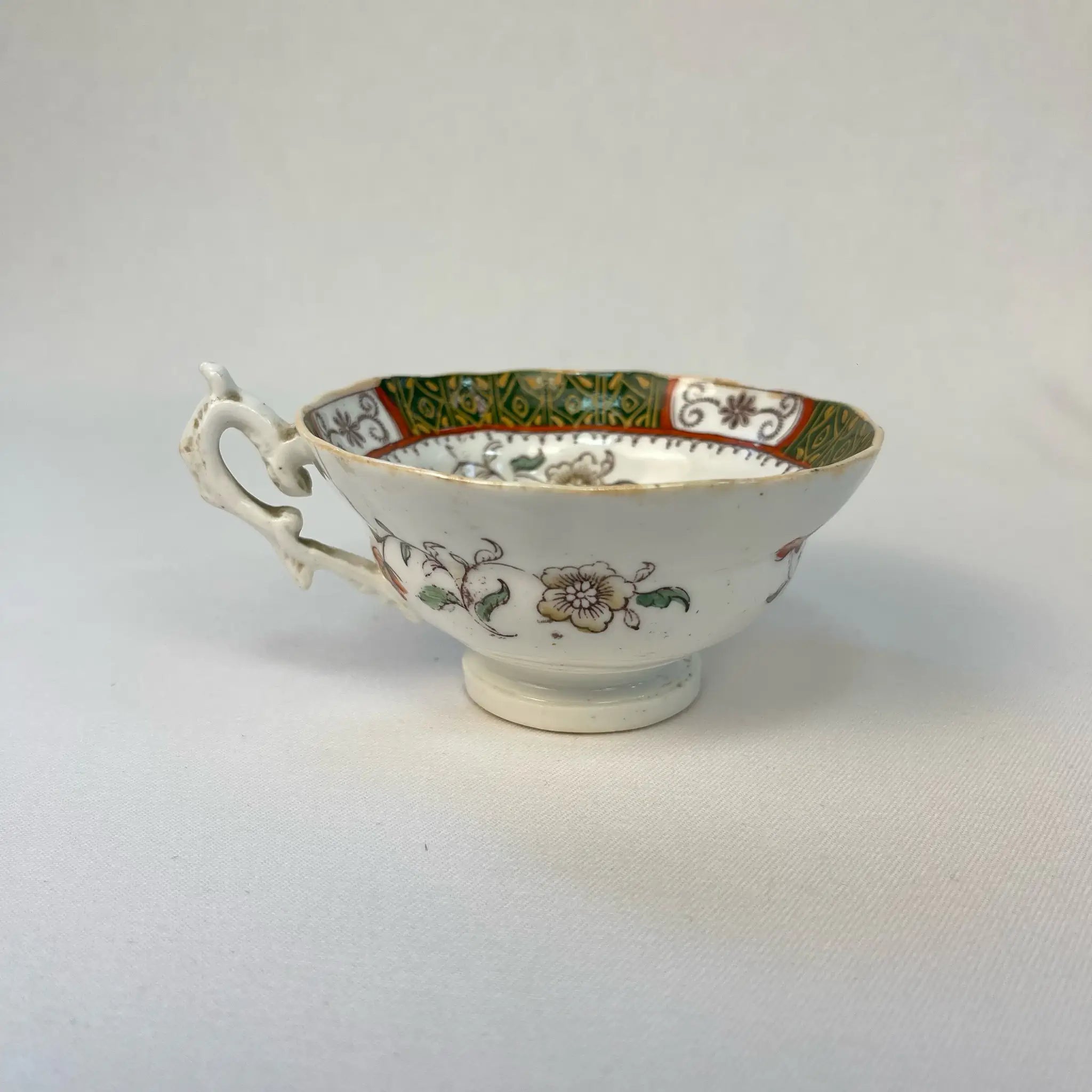 【アンティーク】 ティーカップ / ビクトリアン様式 / イギリス / Famille Rose(ファミーユ・ローズ)モチーフ