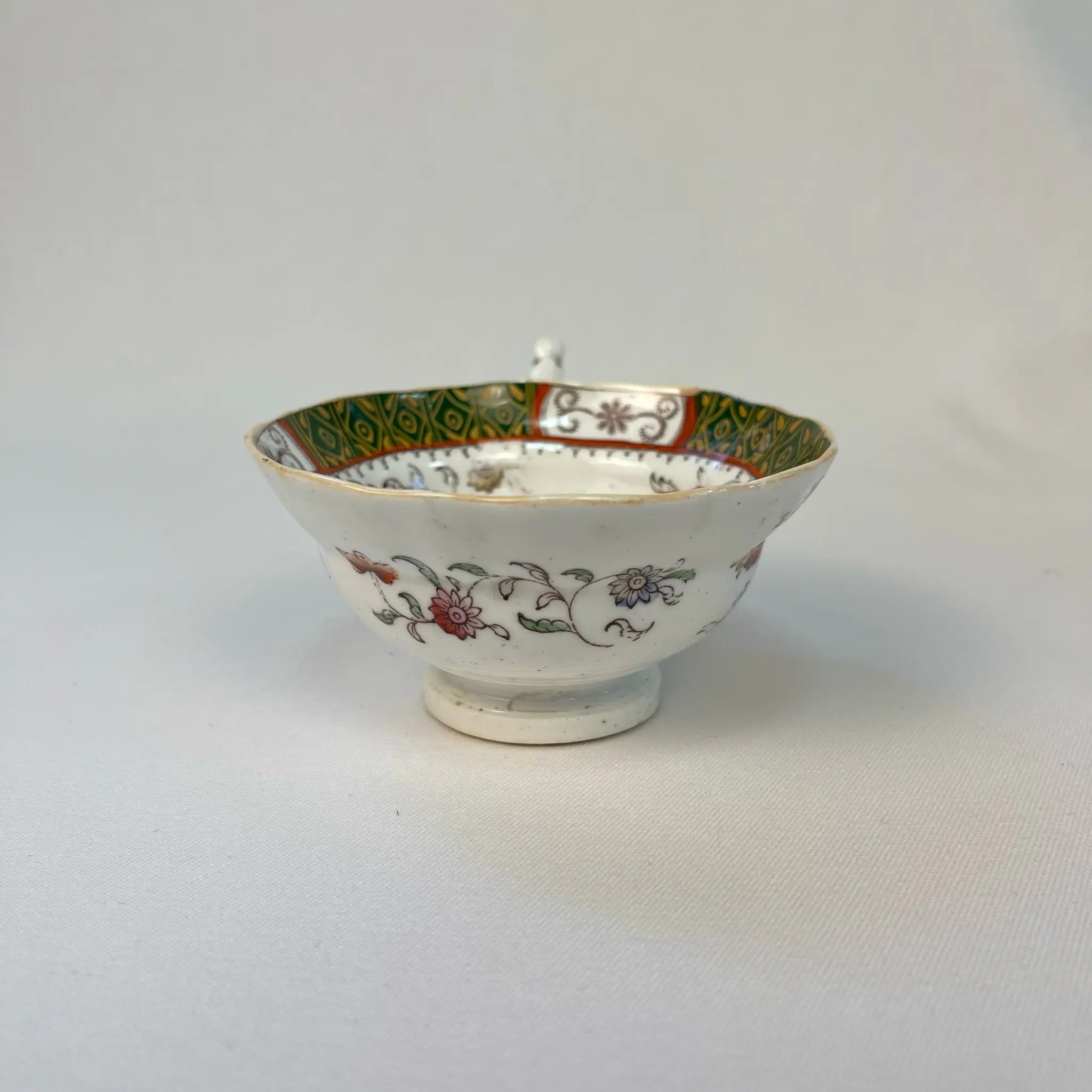 【アンティーク】 ティーカップ / ビクトリアン様式 / イギリス / Famille Rose(ファミーユ・ローズ)モチーフ