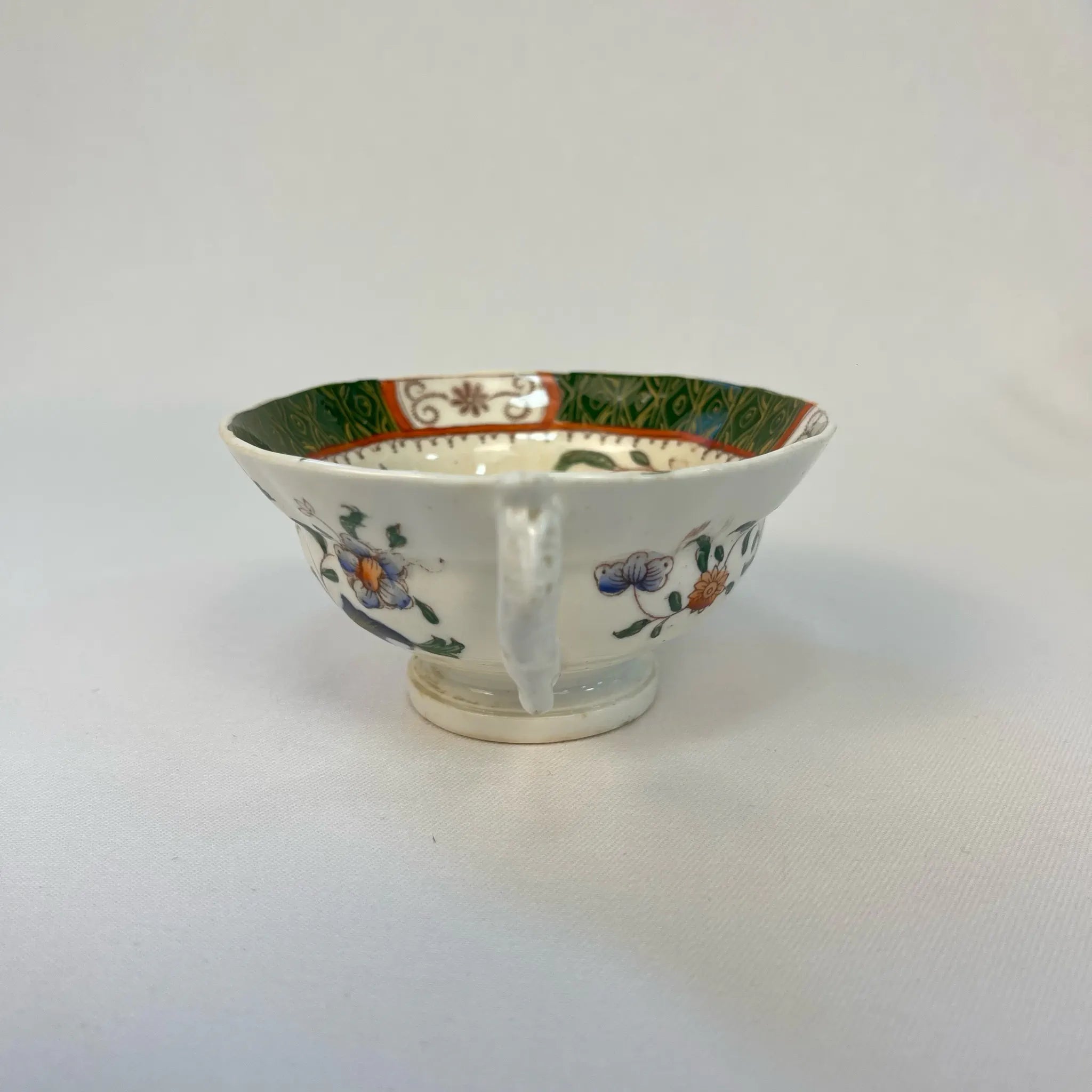 【アンティーク】 ティーカップ / ビクトリアン様式 / イギリス / Famille Rose(ファミーユ・ローズ)モチーフ