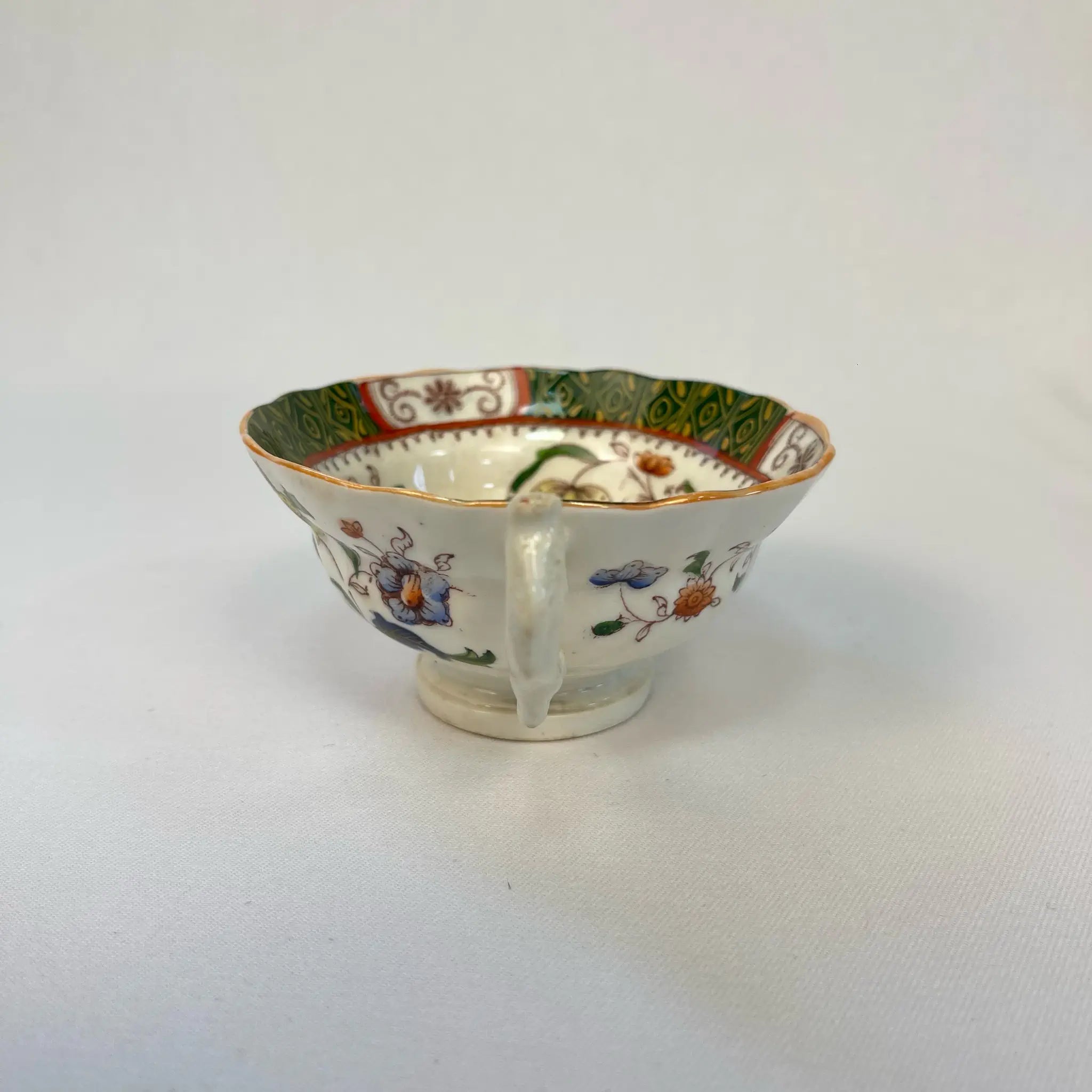 【アンティーク】 ティーカップ / ビクトリアン様式 / イギリス / Famille Rose(ファミーユ・ローズ)モチーフ