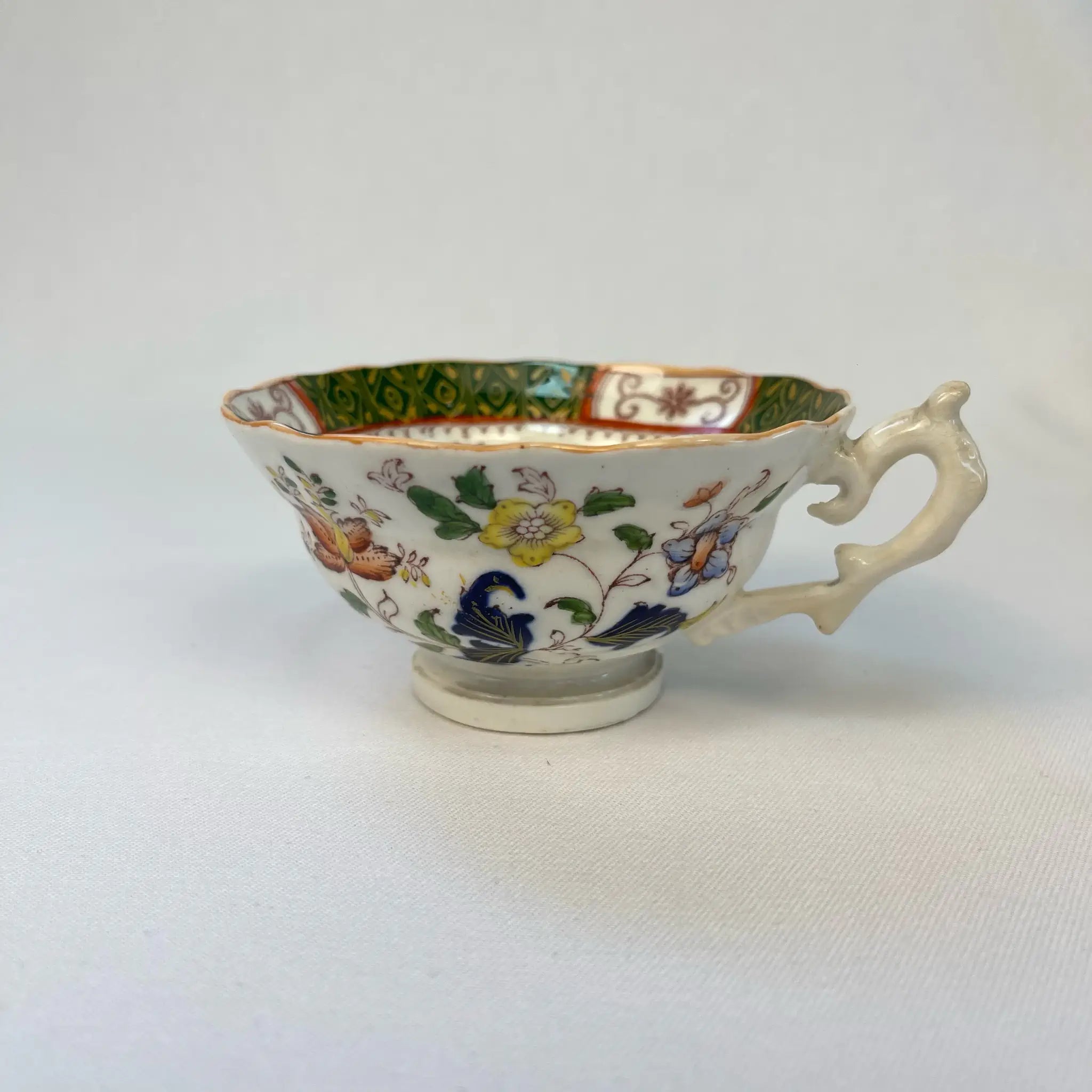 【アンティーク】 ティーカップ / ビクトリアン様式 / イギリス / Famille Rose(ファミーユ・ローズ)モチーフ