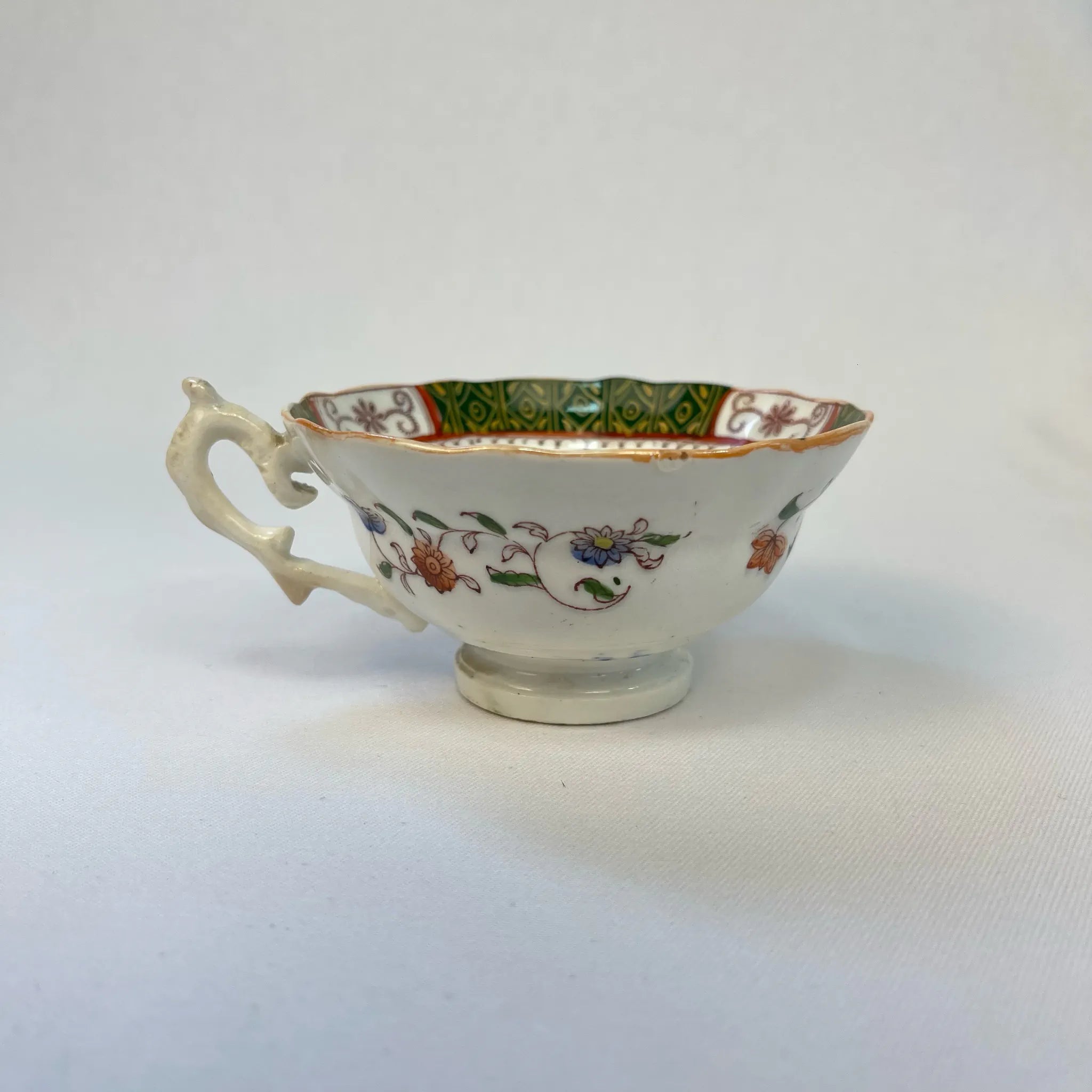【アンティーク】 ティーカップ / ビクトリアン様式 / イギリス / Famille Rose(ファミーユ・ローズ)モチーフ