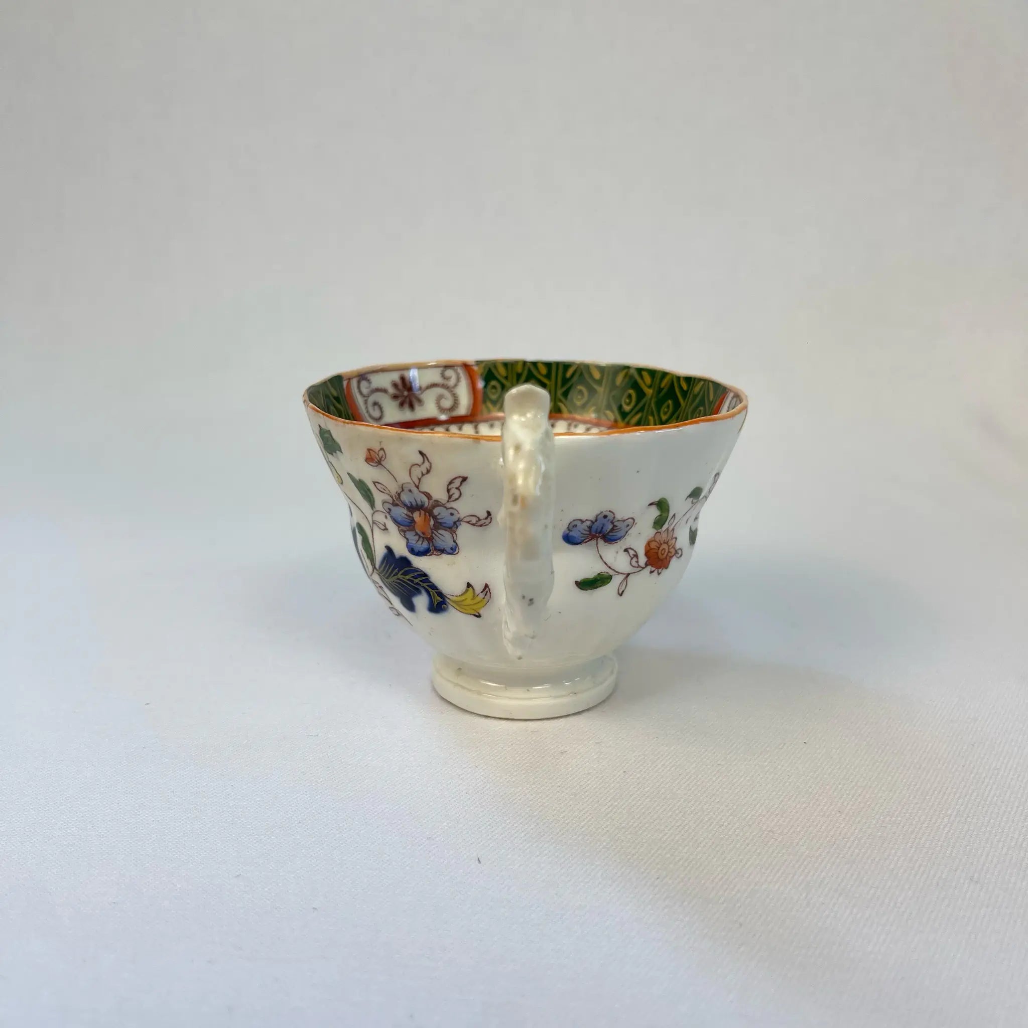 【アンティーク】 ティーカップ / ビクトリアン様式 / イギリス / Famille Rose(ファミーユ・ローズ)モチーフ