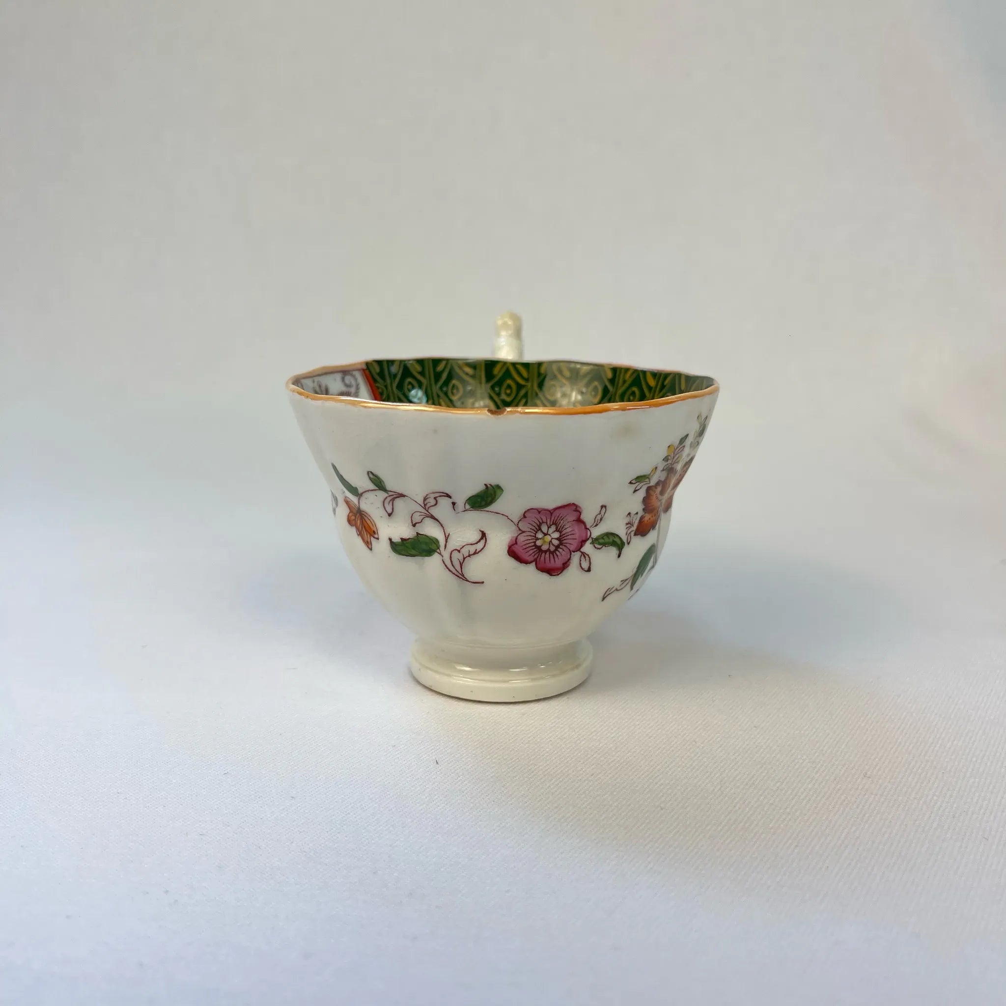 【アンティーク】 ティーカップ / ビクトリアン様式 / イギリス / Famille Rose(ファミーユ・ローズ)モチーフ