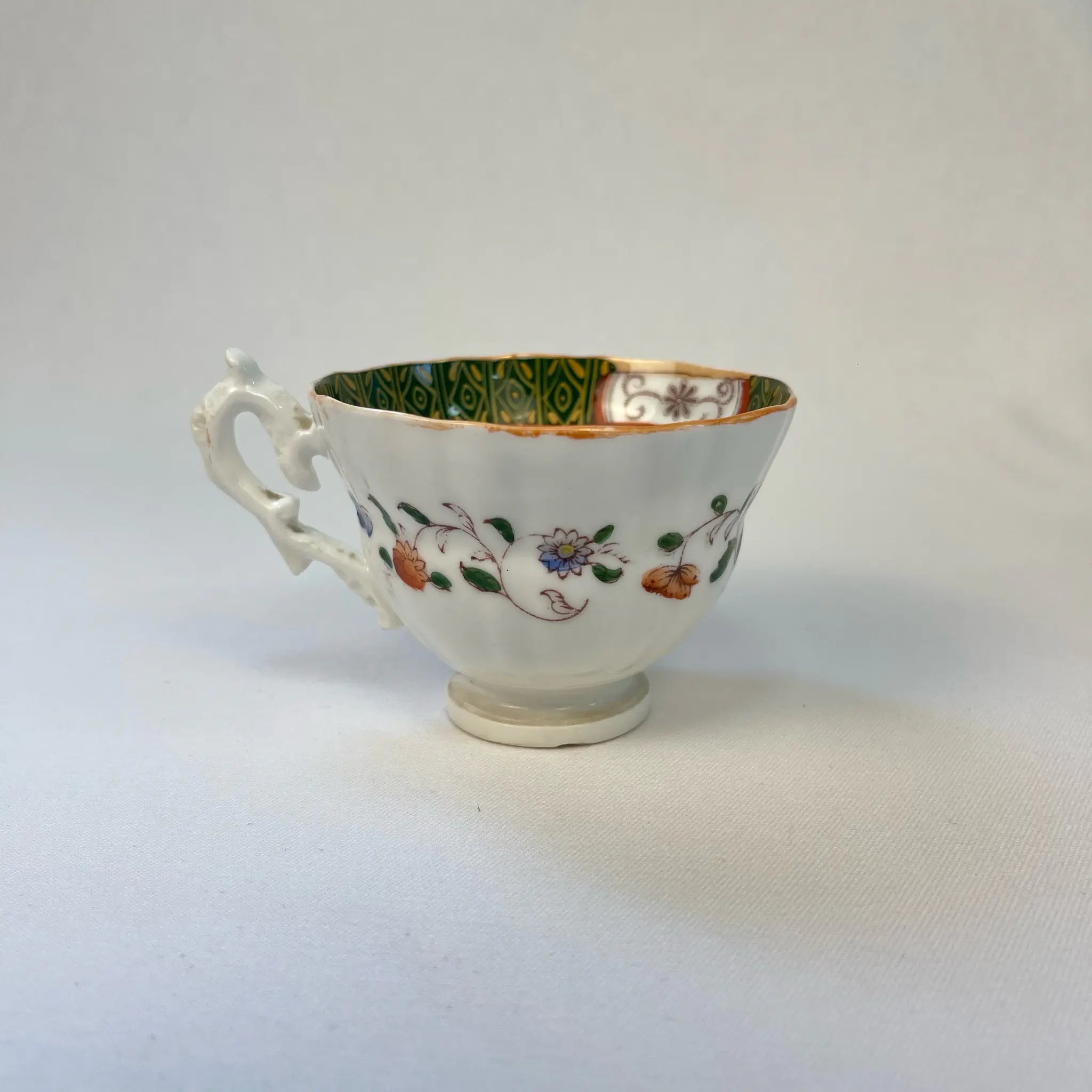 【アンティーク】 ティーカップ / ビクトリアン様式 / イギリス / Famille Rose(ファミーユ・ローズ)モチーフ
