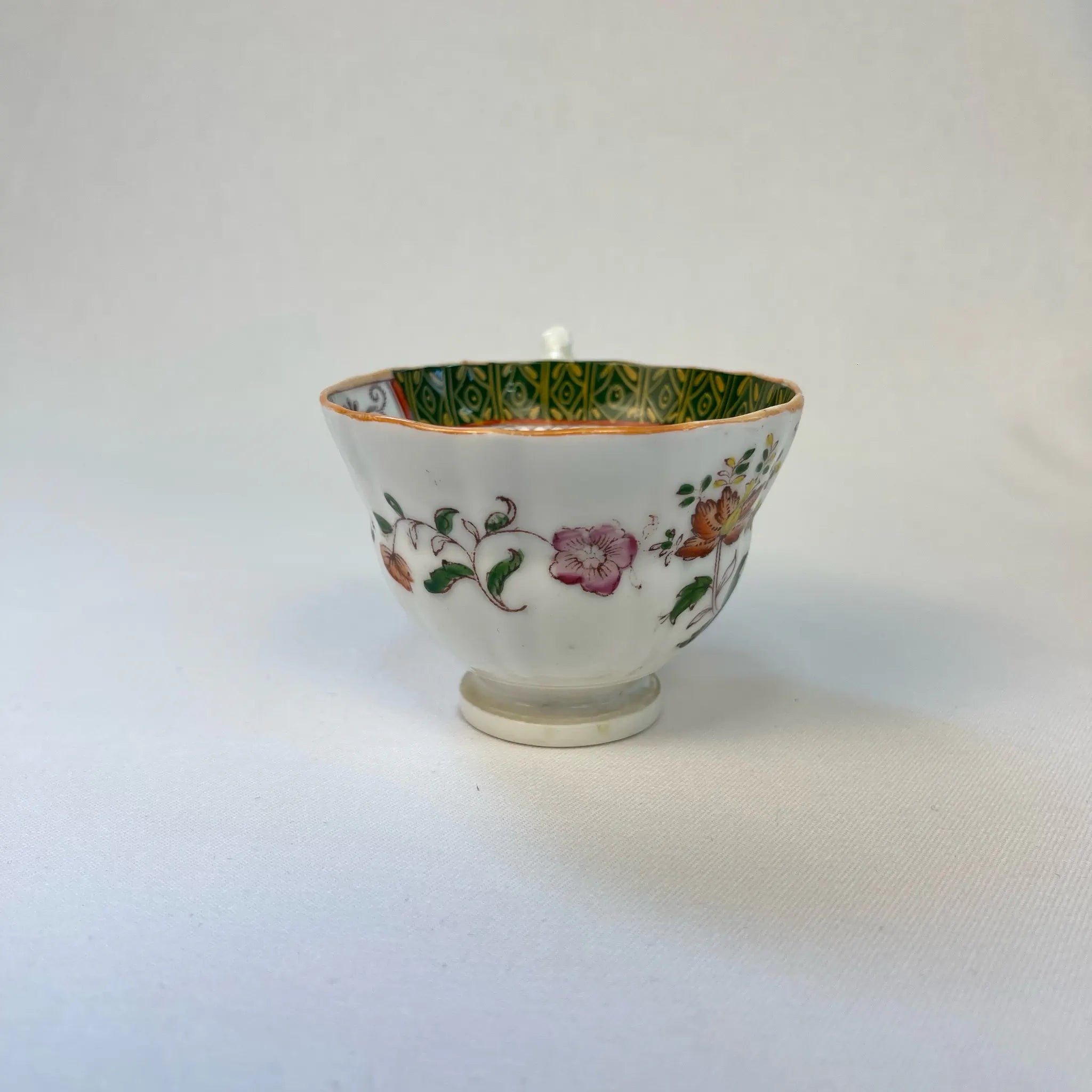 【アンティーク】 ティーカップ / ビクトリアン様式 / イギリス / Famille Rose(ファミーユ・ローズ)モチーフ
