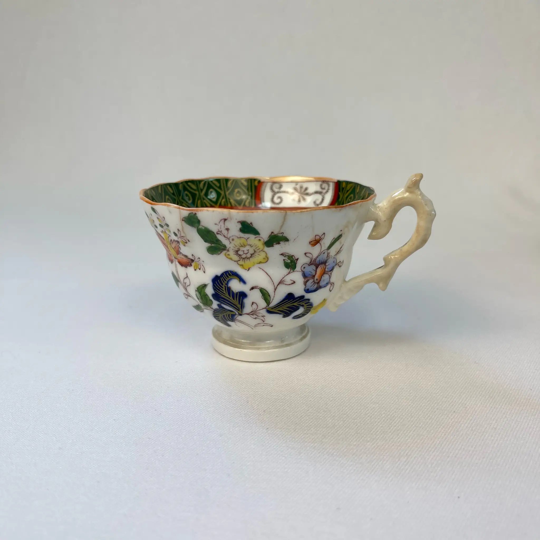 【アンティーク】 ティーカップ / ビクトリアン様式 / イギリス / Famille Rose(ファミーユ・ローズ)モチーフ