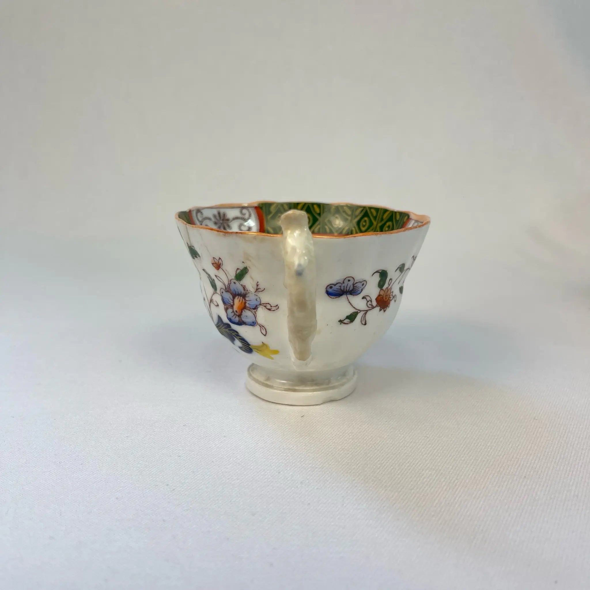 【アンティーク】 ティーカップ / ビクトリアン様式 / イギリス / Famille Rose(ファミーユ・ローズ)モチーフ