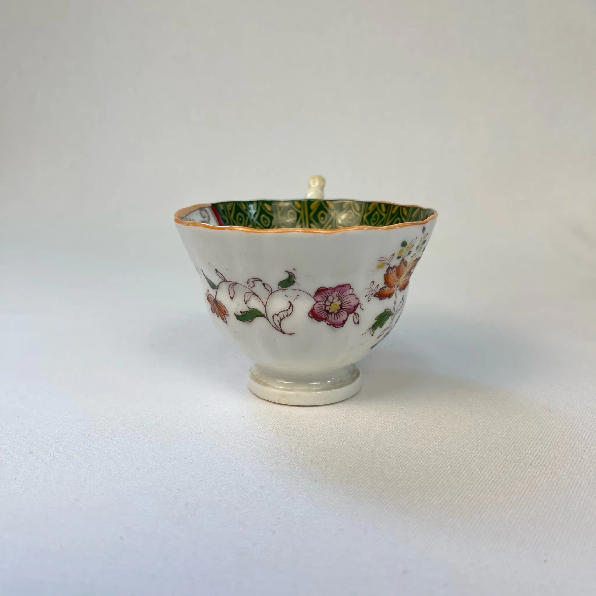 【アンティーク】 ティーカップ / ビクトリアン様式 / イギリス / Famille Rose(ファミーユ・ローズ)モチーフ