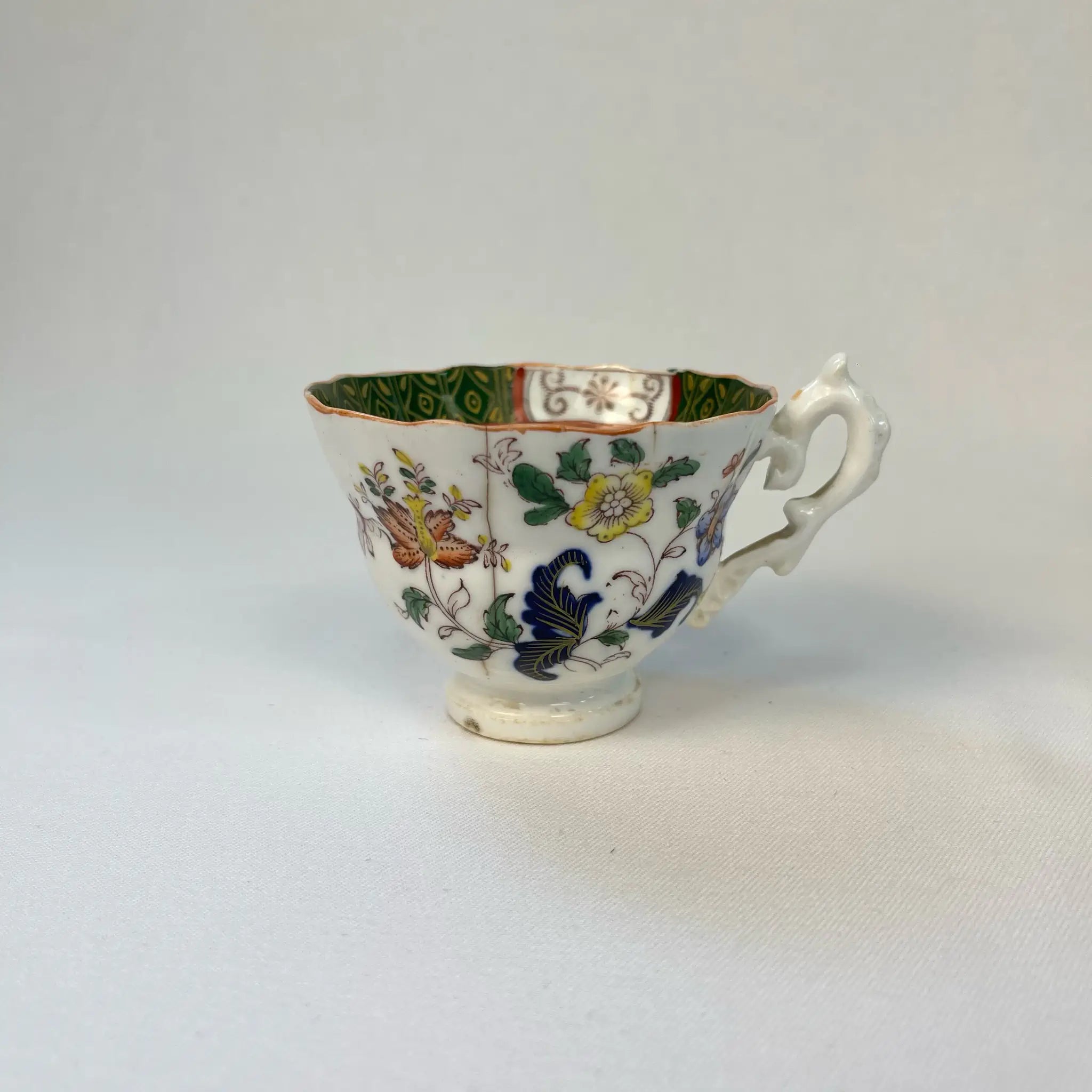 【アンティーク】 ティーカップ / ビクトリアン様式 / イギリス / Famille Rose(ファミーユ・ローズ)モチーフ