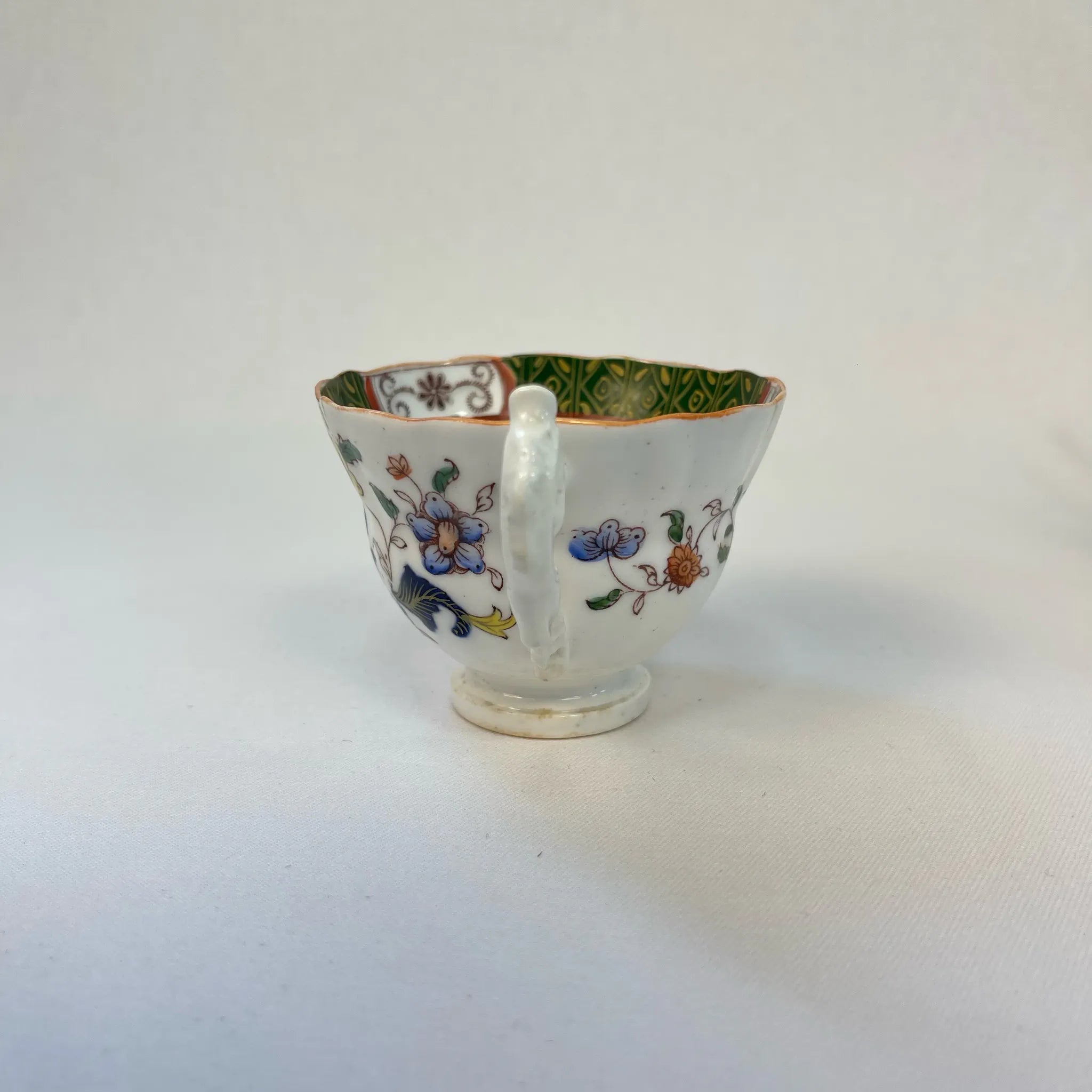 【アンティーク】 ティーカップ / ビクトリアン様式 / イギリス / Famille Rose(ファミーユ・ローズ)モチーフ