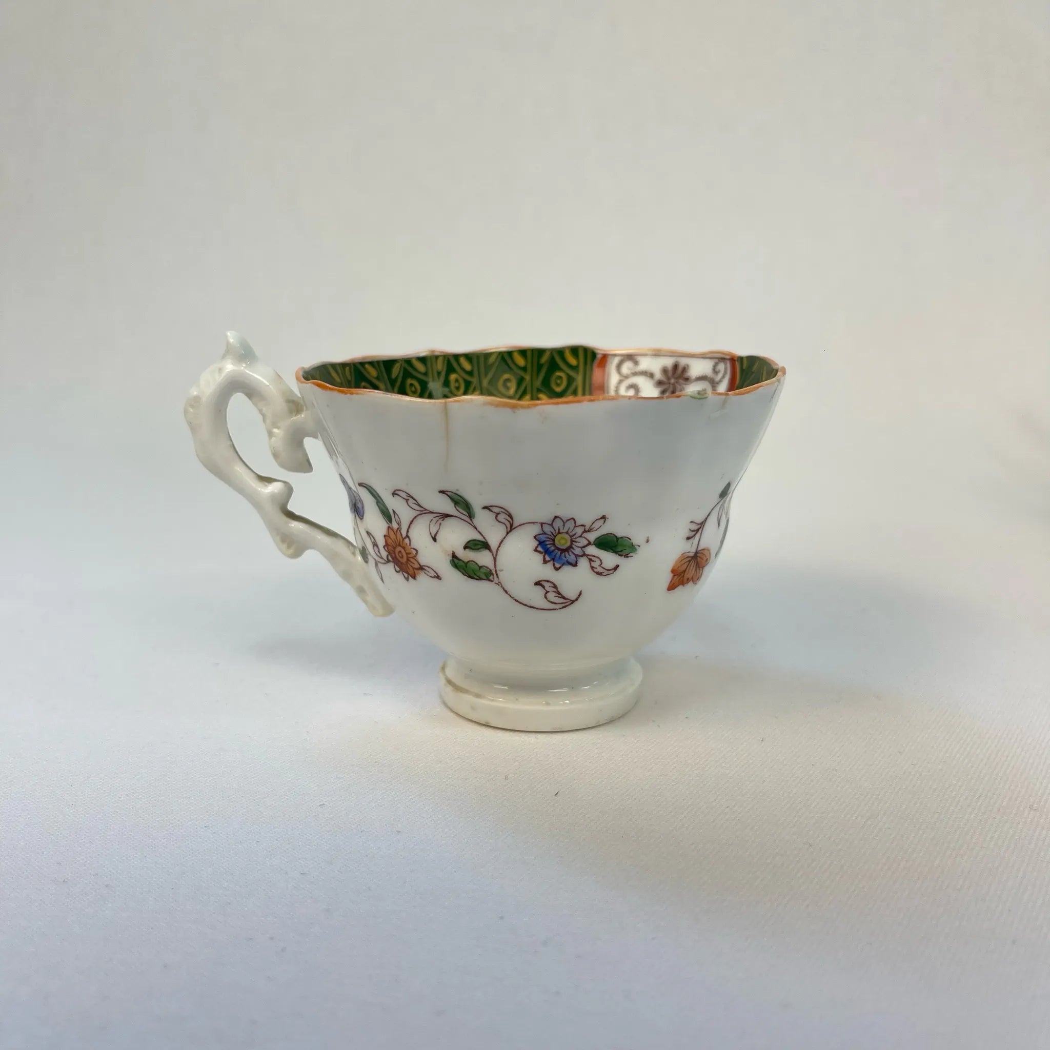 【アンティーク】 ティーカップ / ビクトリアン様式 / イギリス / Famille Rose(ファミーユ・ローズ)モチーフ