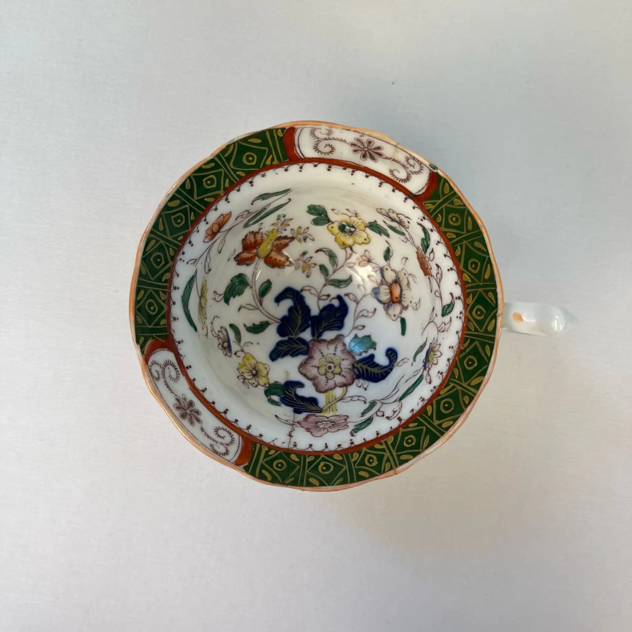 【アンティーク】 ティーカップ / ビクトリアン様式 / イギリス / Famille Rose(ファミーユ・ローズ)モチーフ