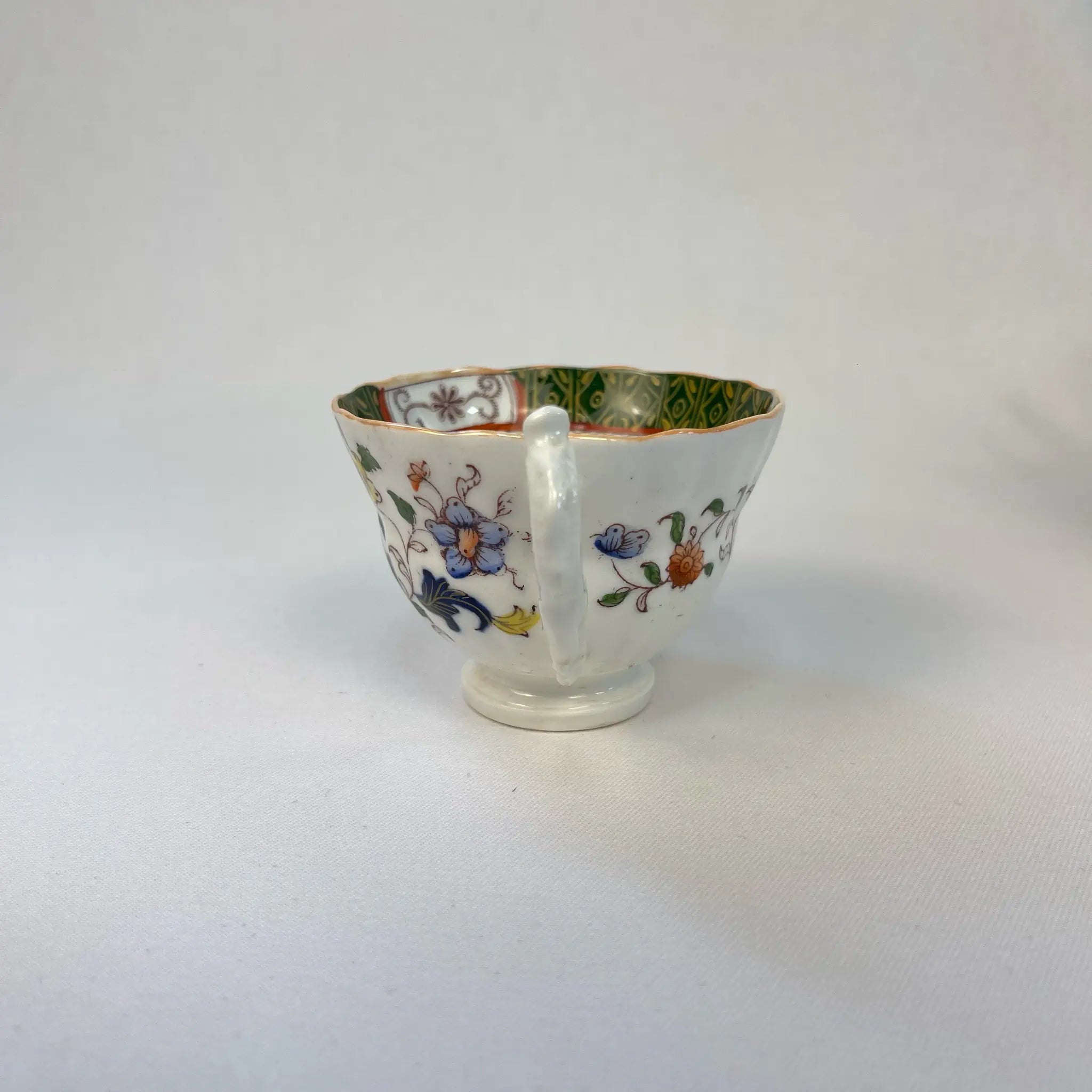 【アンティーク】 ティーカップ / ビクトリアン様式 / イギリス / Famille Rose(ファミーユ・ローズ)モチーフ