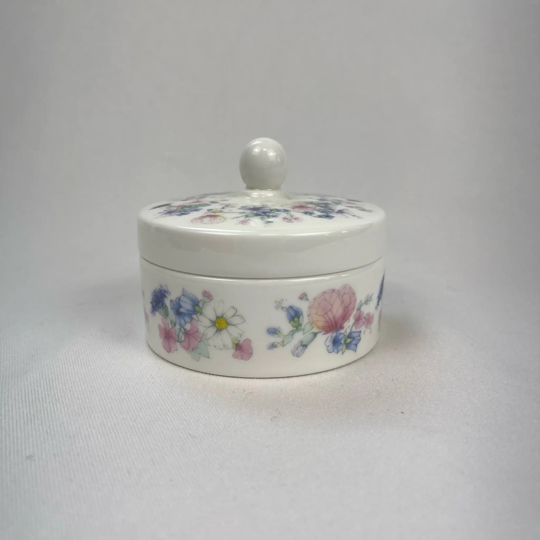 【アンティーク】 小物入れ / WEDGWOOD(ウェッジウッド) / アンジェラシリーズ / 1980年～ / Bone China / イギリス / トリンケットボックス,廃盤希少