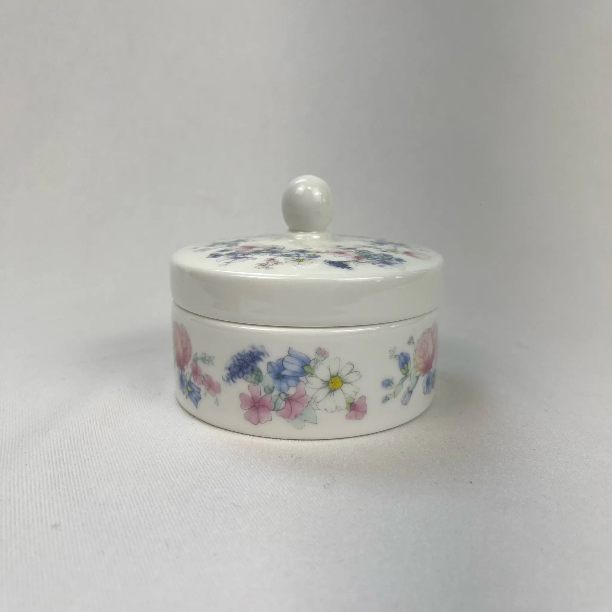 【アンティーク】 小物入れ / WEDGWOOD(ウェッジウッド) / アンジェラシリーズ / 1980年～ / Bone China / イギリス / トリンケットボックス,廃盤希少