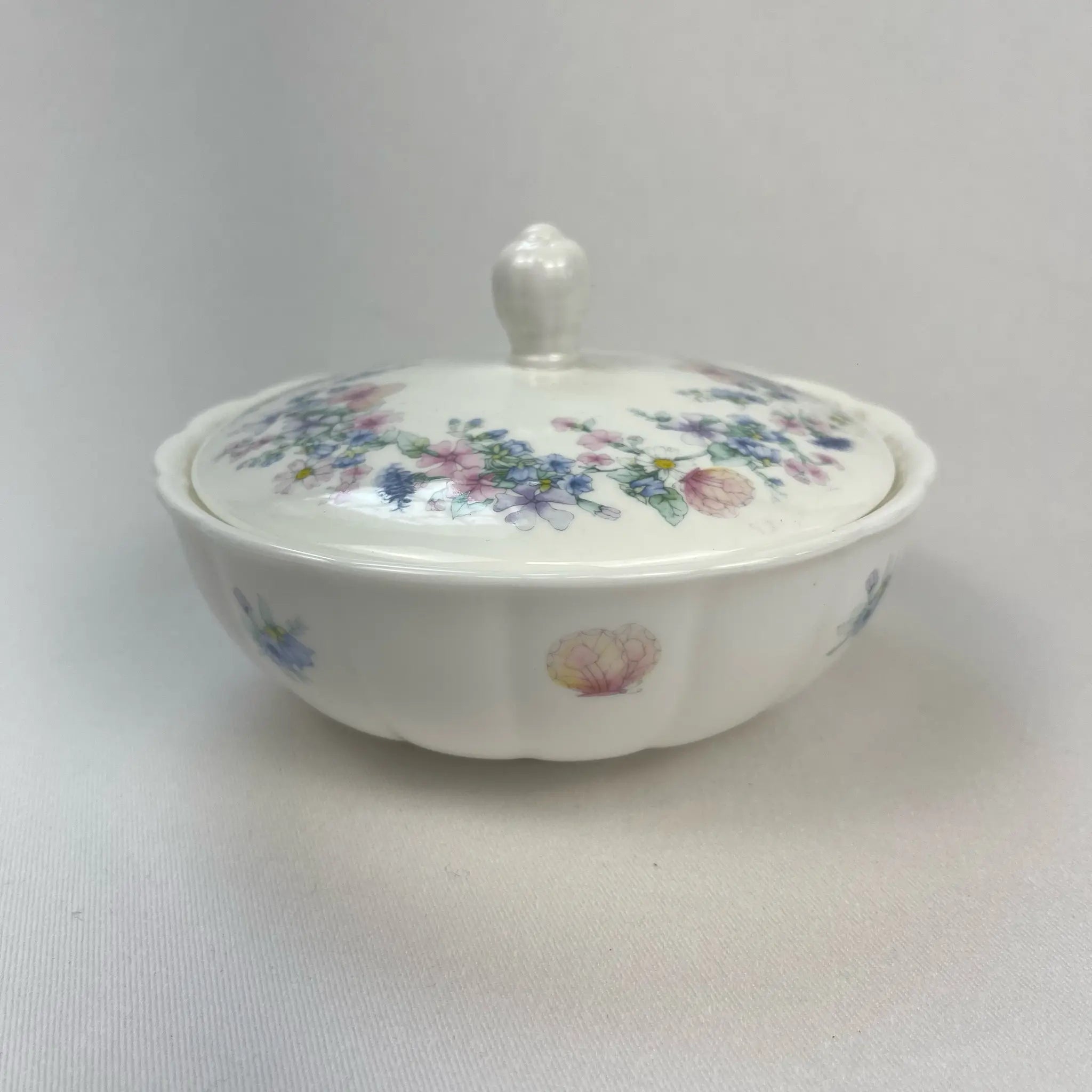 【アンティーク】 蓋付きマレーボウル / WEDGWOOD(ウェッジウッド) / アンジェラシリーズ / 1980年～ / Bone China / イギリス / 廃盤希少,小物入れ