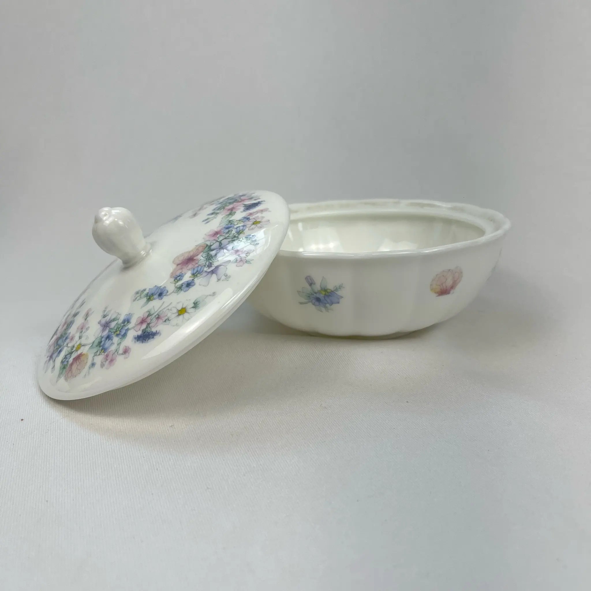 【アンティーク】 蓋付きマレーボウル / WEDGWOOD(ウェッジウッド) / アンジェラシリーズ / 1980年～ / Bone China / イギリス / 廃盤希少,小物入れ