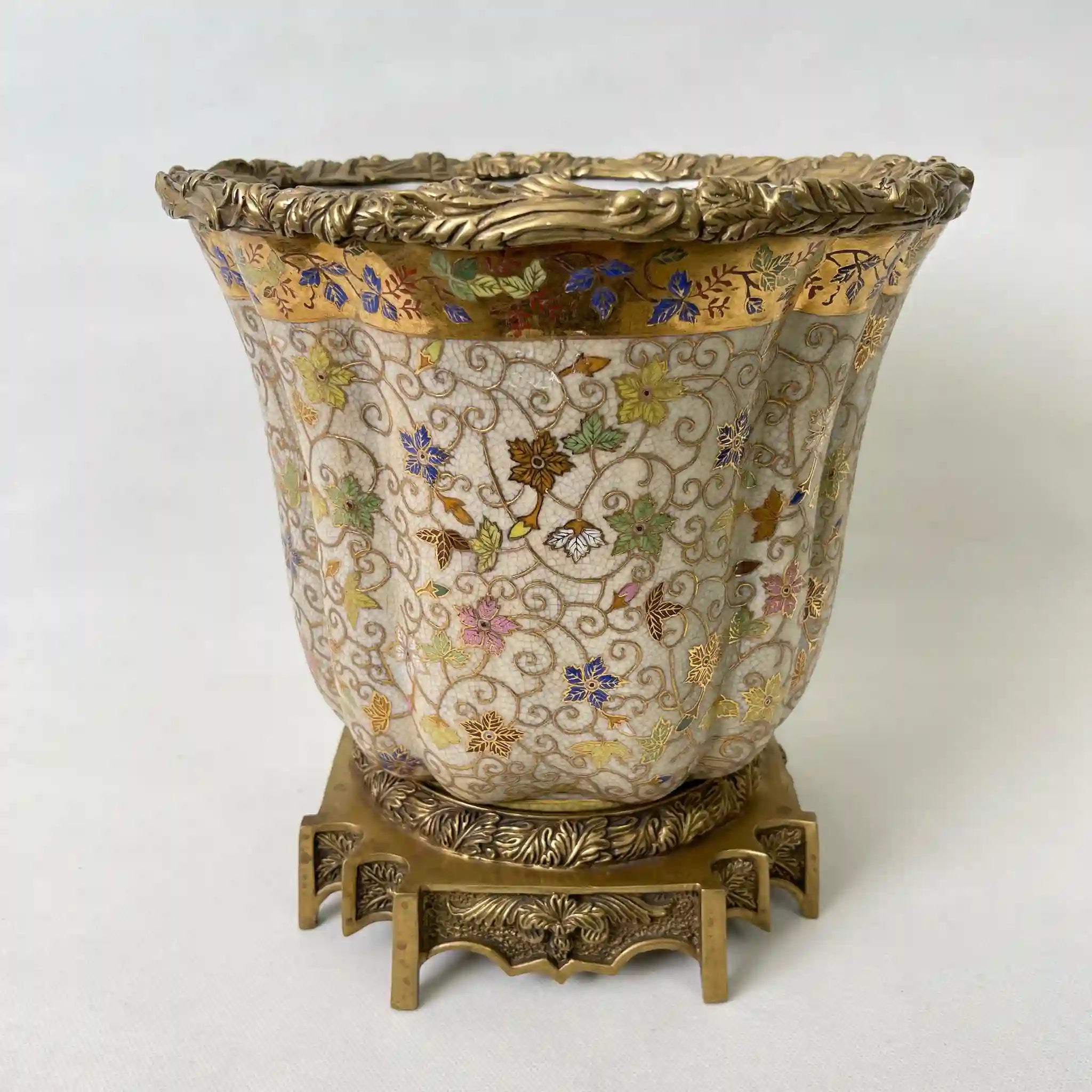 【アンティーク】 フラワーベース(花瓶) / Carnaby Ormolu(カーナビー・オルモル) / 陶器 / 唐草模様