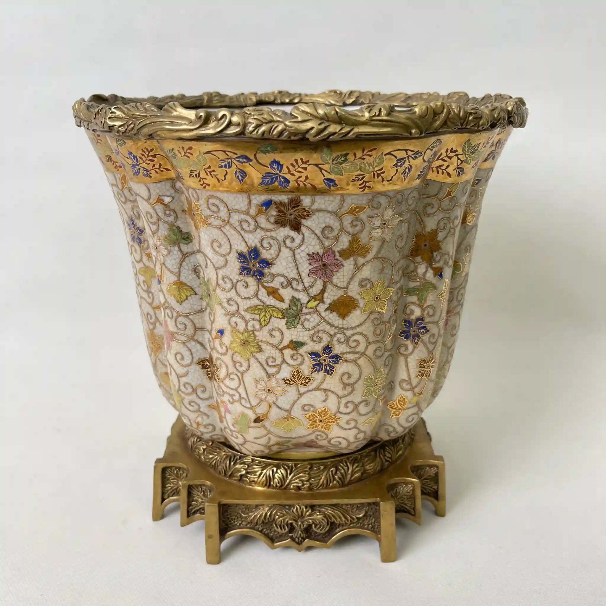 【アンティーク】 フラワーベース(花瓶) / Carnaby Ormolu(カーナビー・オルモル) / 陶器 / 唐草模様