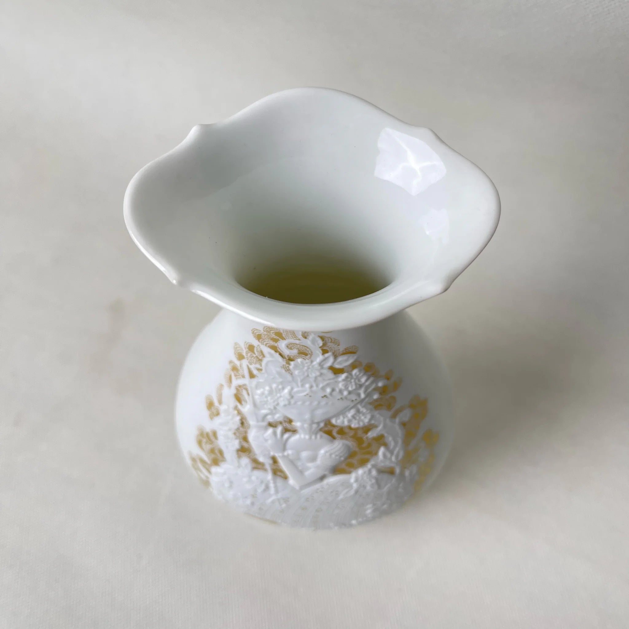 中国美術 白磁 陽刻草花紋 瓶(ZE663) 中国美術 白磁 陽刻草花紋 【公式