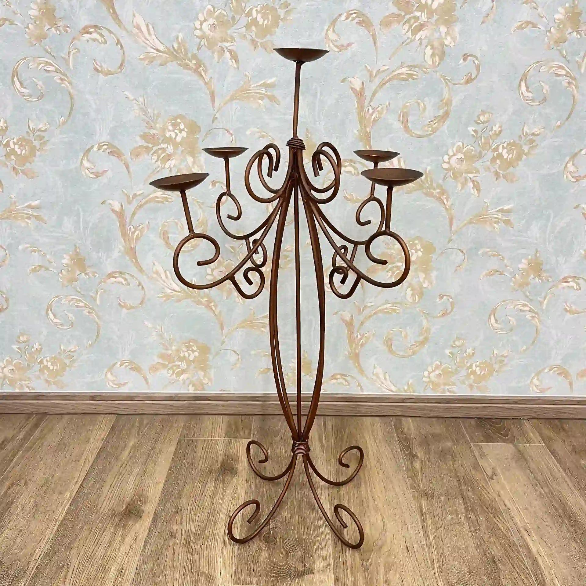 燭台(キャンドルホルダー) / 透かし彫り装飾、唐草模様レリーフ、上下2