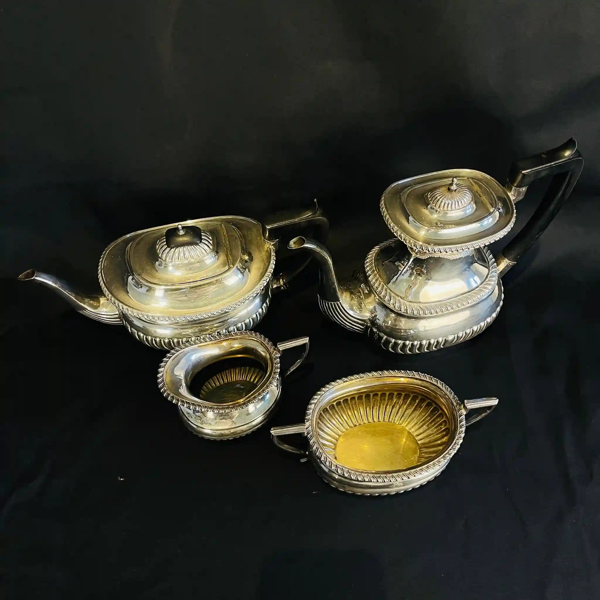 【アンティーク】 シュガーポット＆クリーナー / Elkington（エルキントン） / ガドルーン装飾 / シルバーメッキ黒檀材 / イギリス / （ツインハンドル）、コーヒーポット＆ティーポット（黒檀ハンドル）