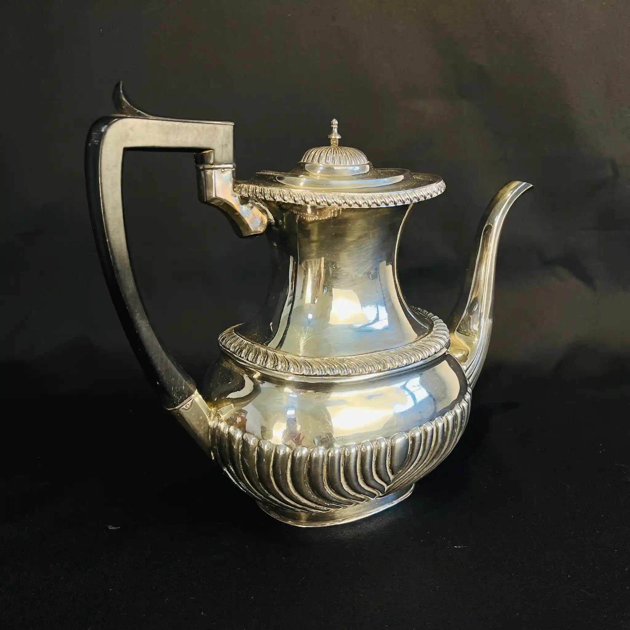 【アンティーク】 シュガーポット＆クリーナー / Elkington（エルキントン） / ガドルーン装飾 / シルバーメッキ黒檀材 / イギリス / （ツインハンドル）、コーヒーポット＆ティーポット（黒檀ハンドル）