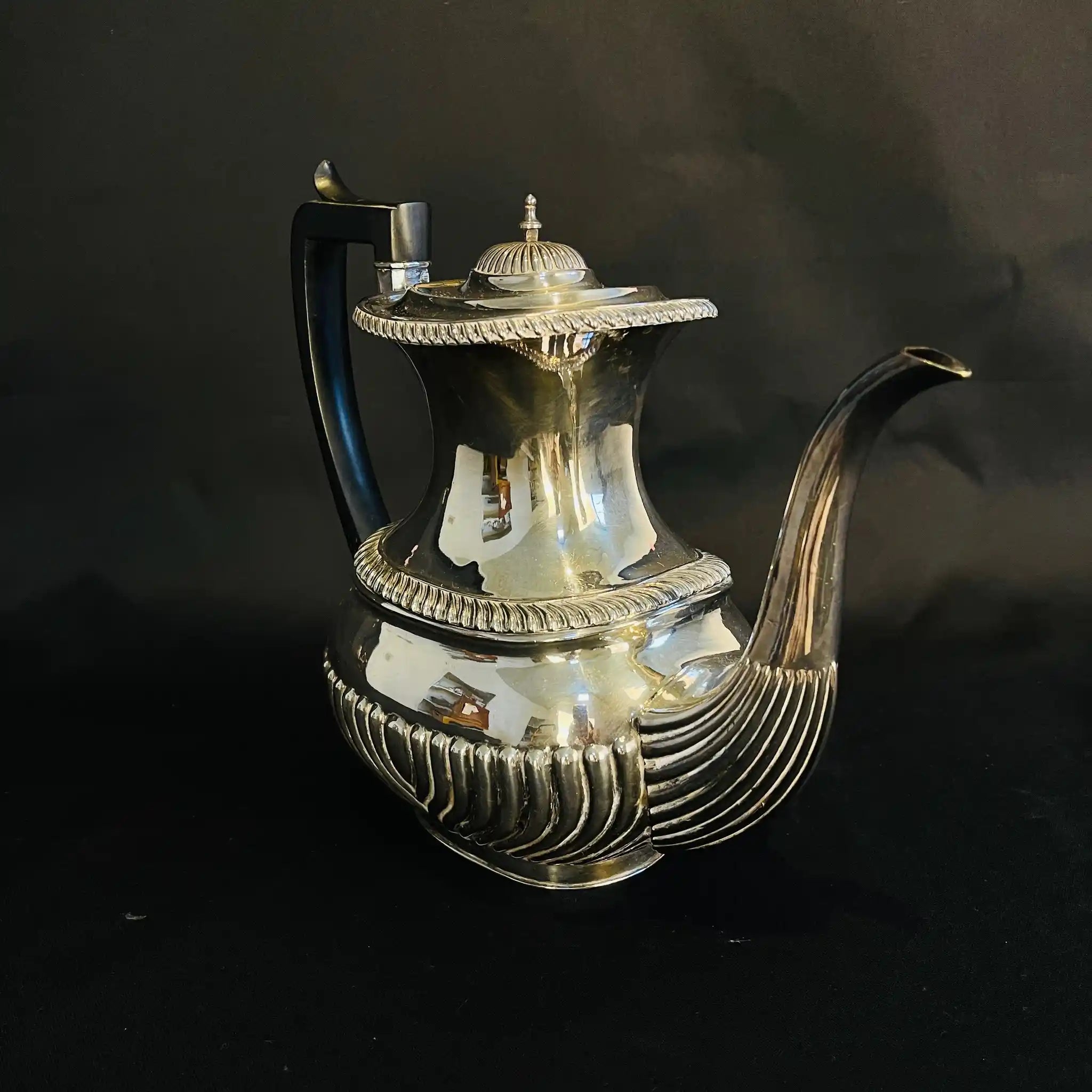 【アンティーク】 シュガーポット＆クリーナー / Elkington（エルキントン） / ガドルーン装飾 / シルバーメッキ黒檀材 / イギリス / （ツインハンドル）、コーヒーポット＆ティーポット（黒檀ハンドル）